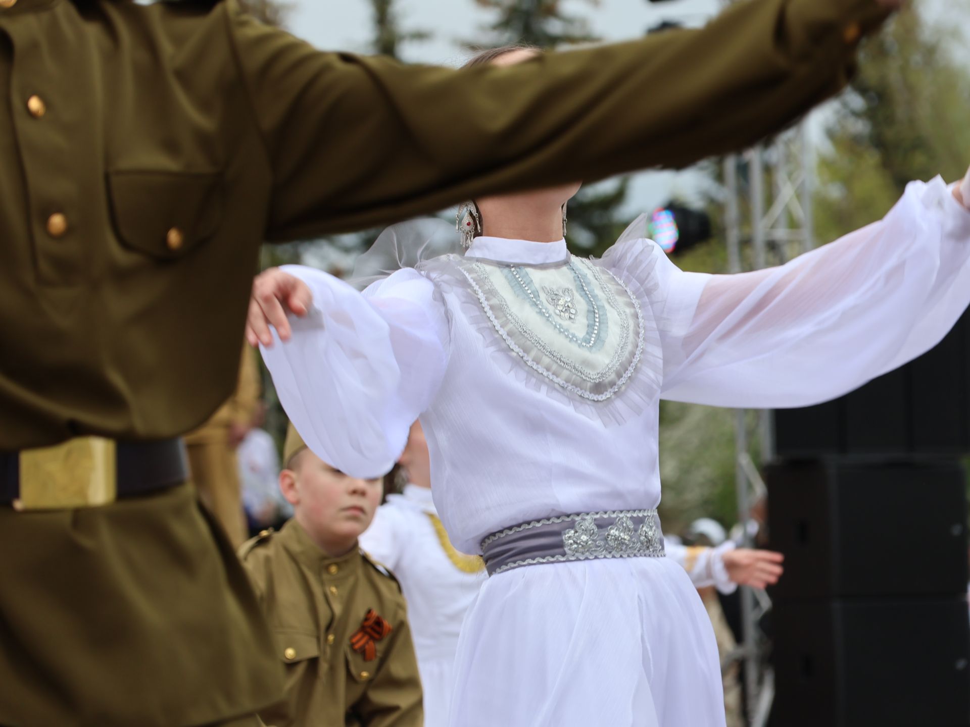 Җиңү килде җирне нурга күмеп, Шатлык белән күзне чылатып!