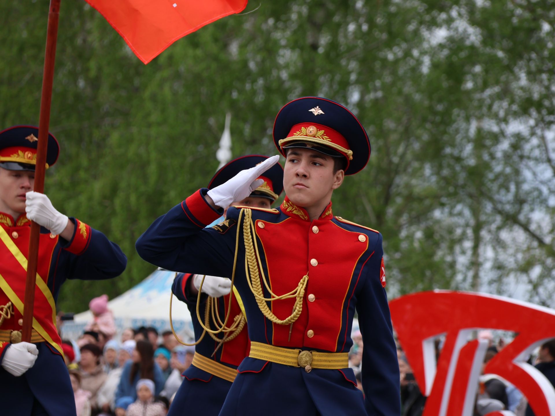 Җиңү килде җирне нурга күмеп, Шатлык белән күзне чылатып!