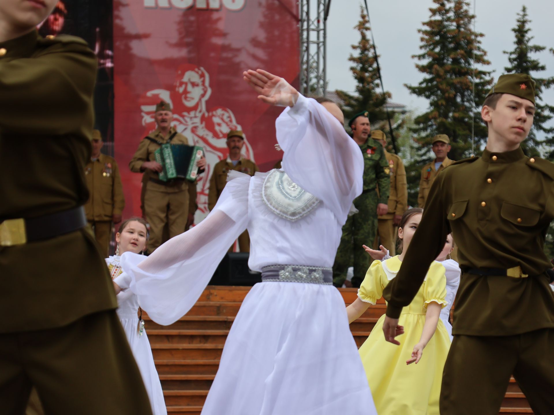 Җиңү килде җирне нурга күмеп, Шатлык белән күзне чылатып!