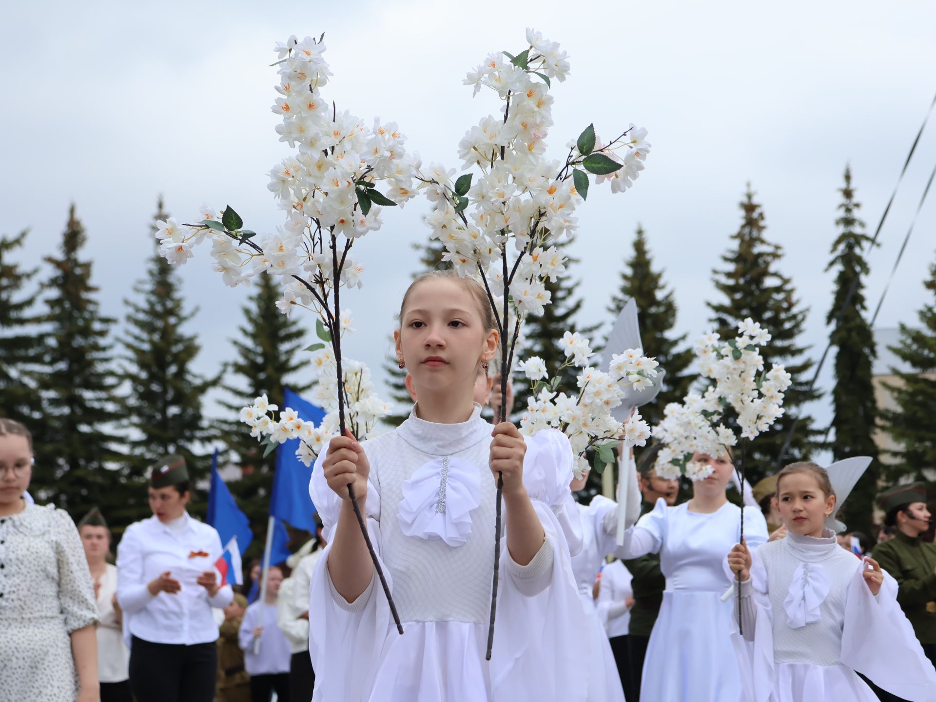 Җиңү килде җирне нурга күмеп, Шатлык белән күзне чылатып!