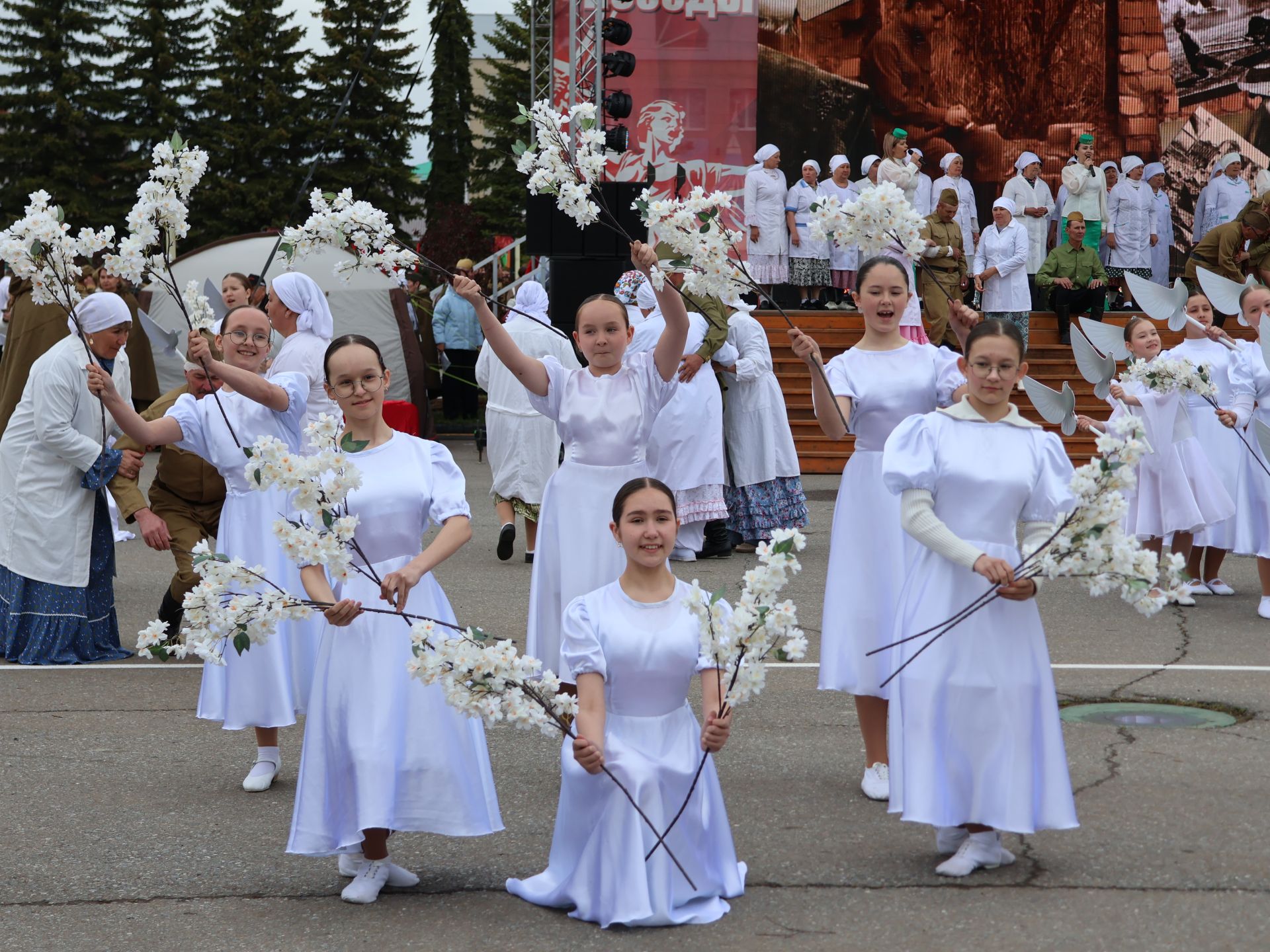 Җиңү килде җирне нурга күмеп, Шатлык белән күзне чылатып!
