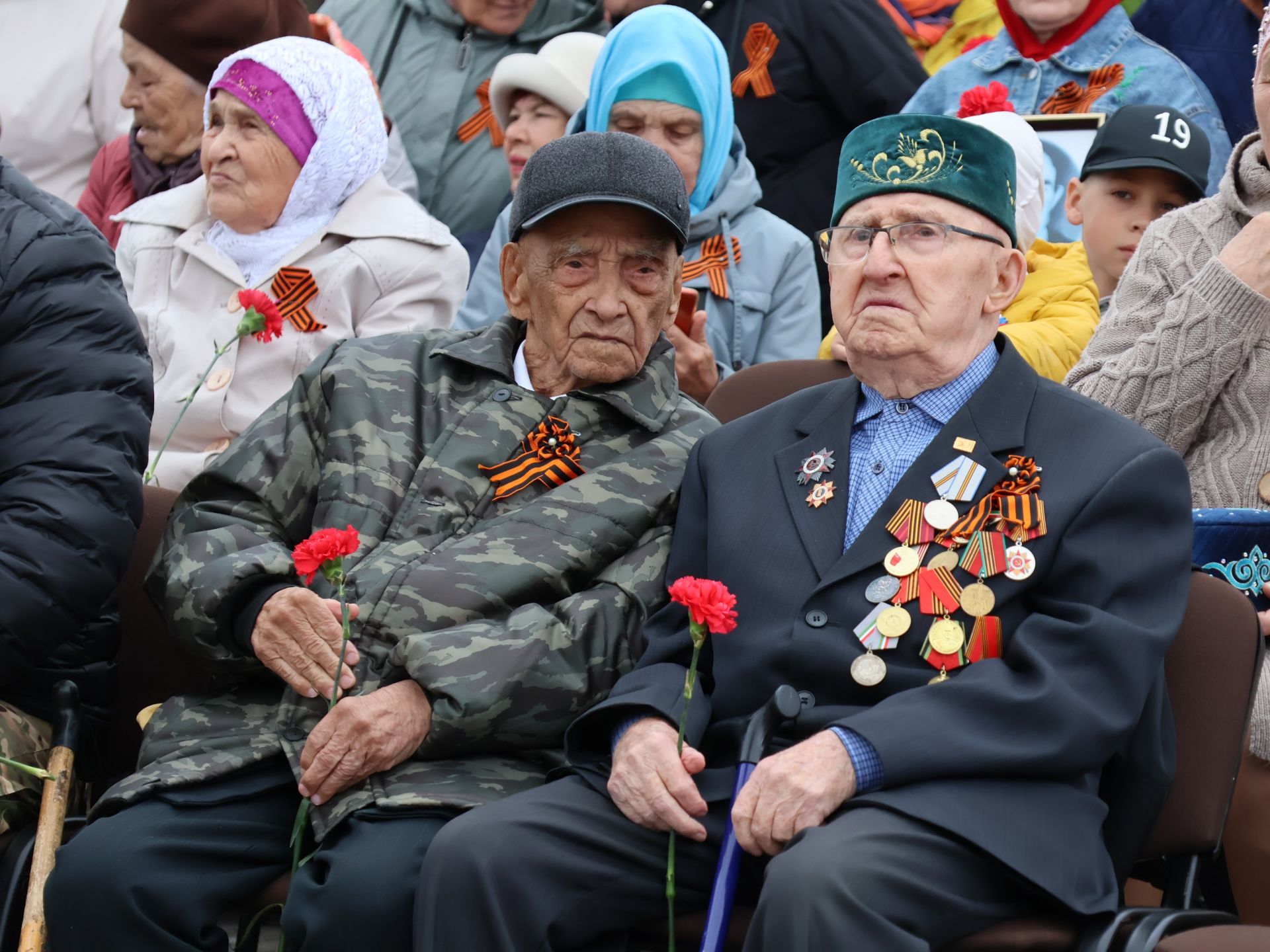 Җиңү килде җирне нурга күмеп, Шатлык белән күзне чылатып!