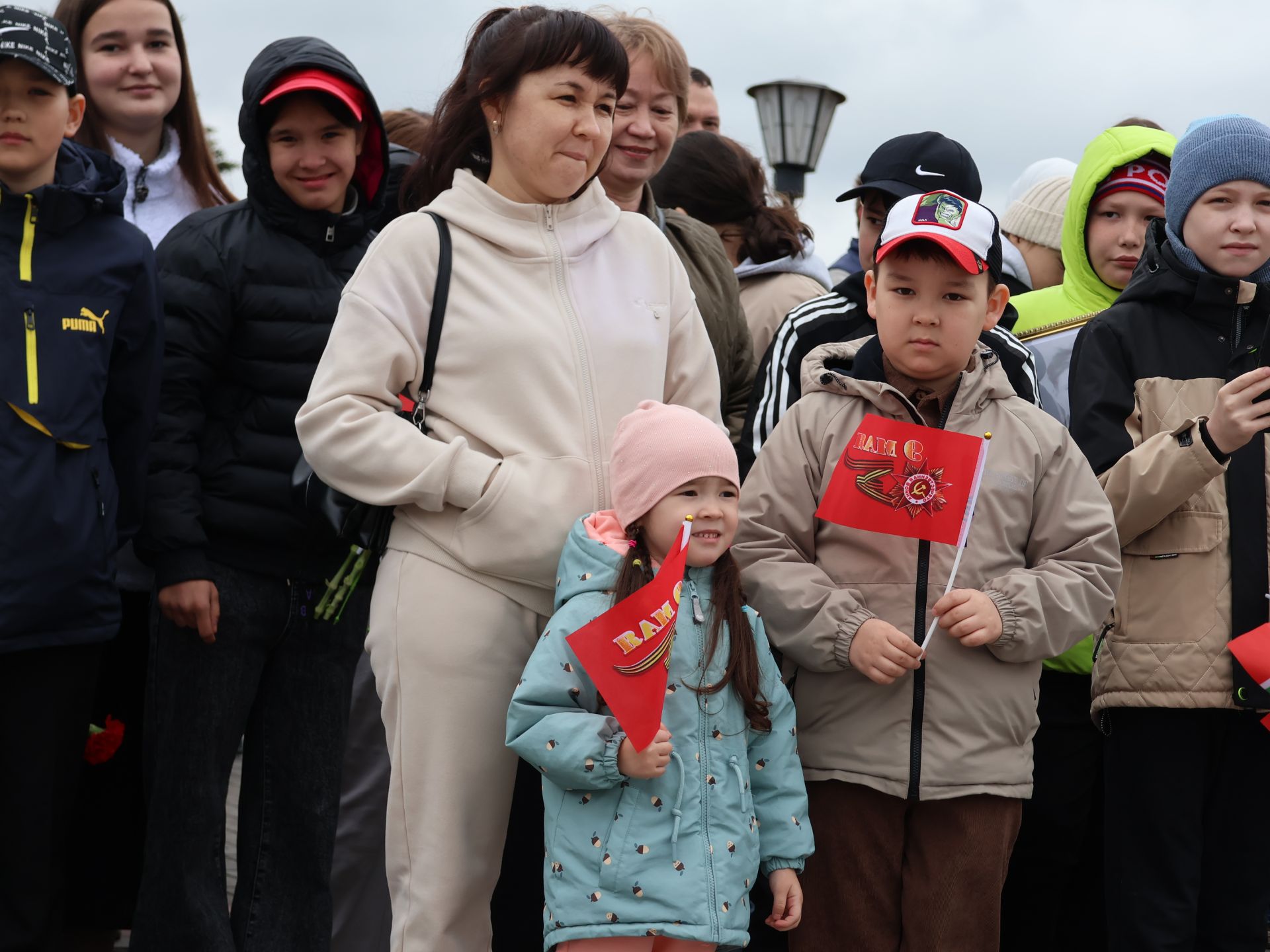 Җиңү килде җирне нурга күмеп, Шатлык белән күзне чылатып!