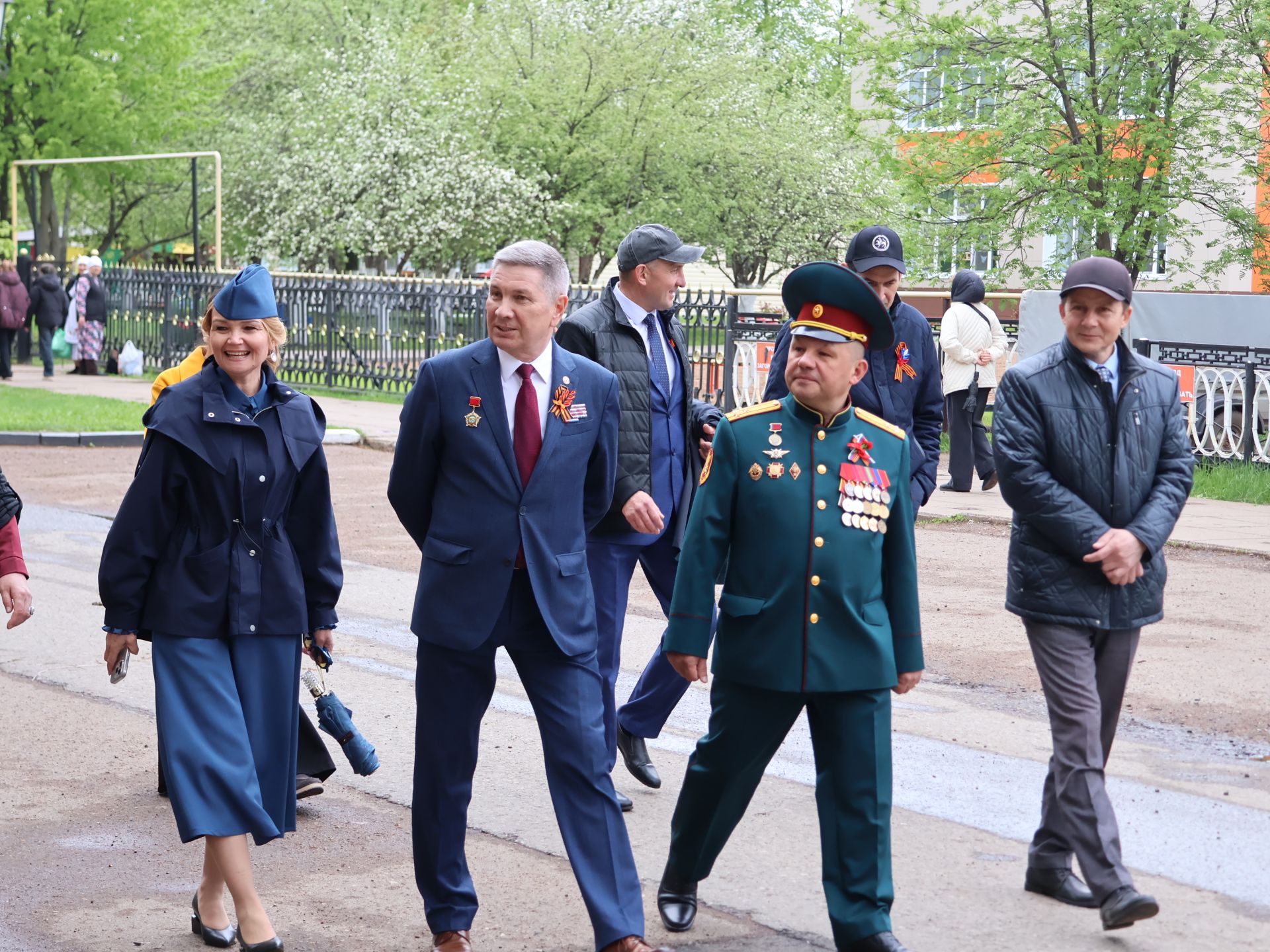 Җиңү килде җирне нурга күмеп, Шатлык белән күзне чылатып!