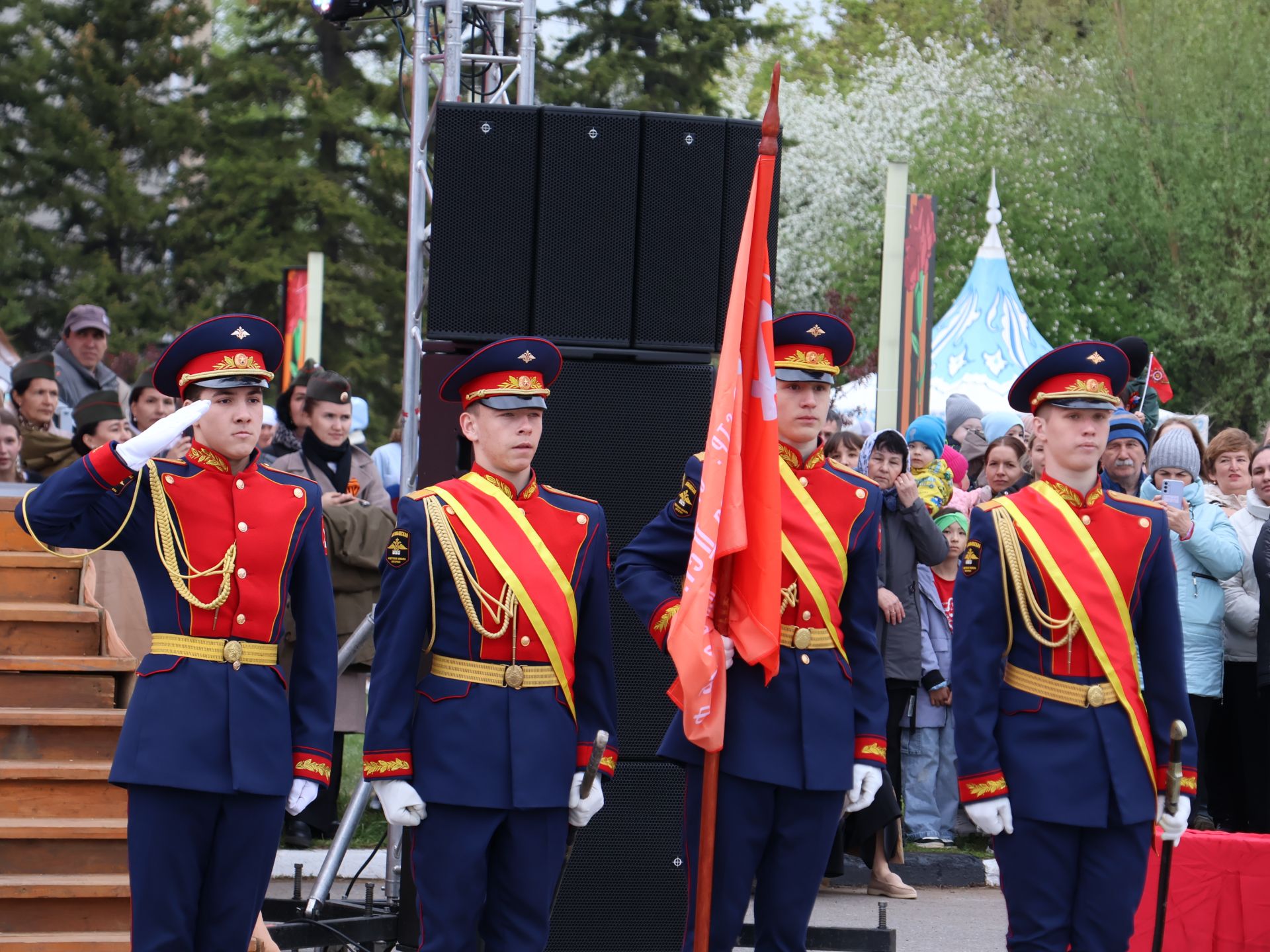 Җиңү килде җирне нурга күмеп, Шатлык белән күзне чылатып!