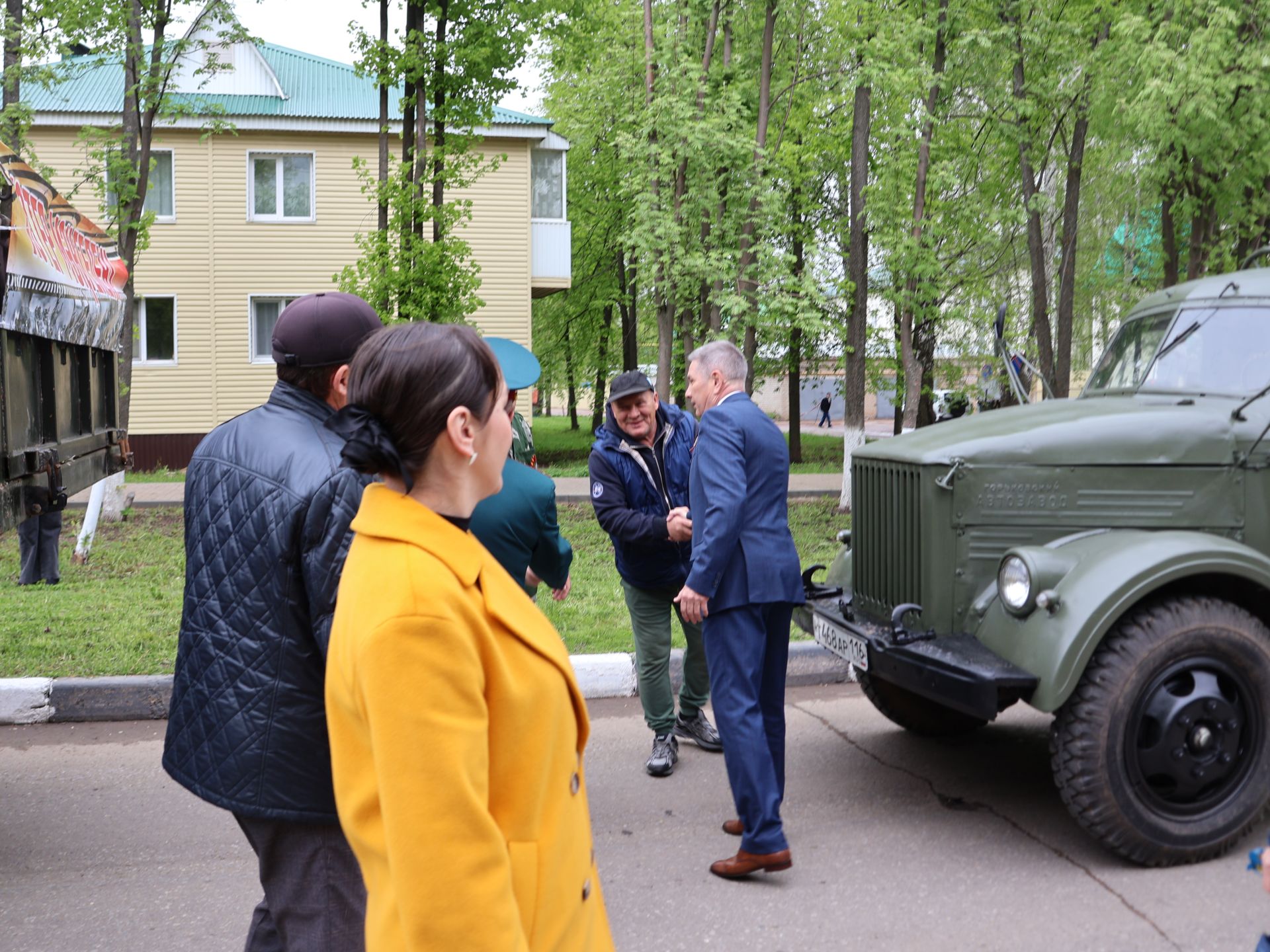 Җиңү килде җирне нурга күмеп, Шатлык белән күзне чылатып!