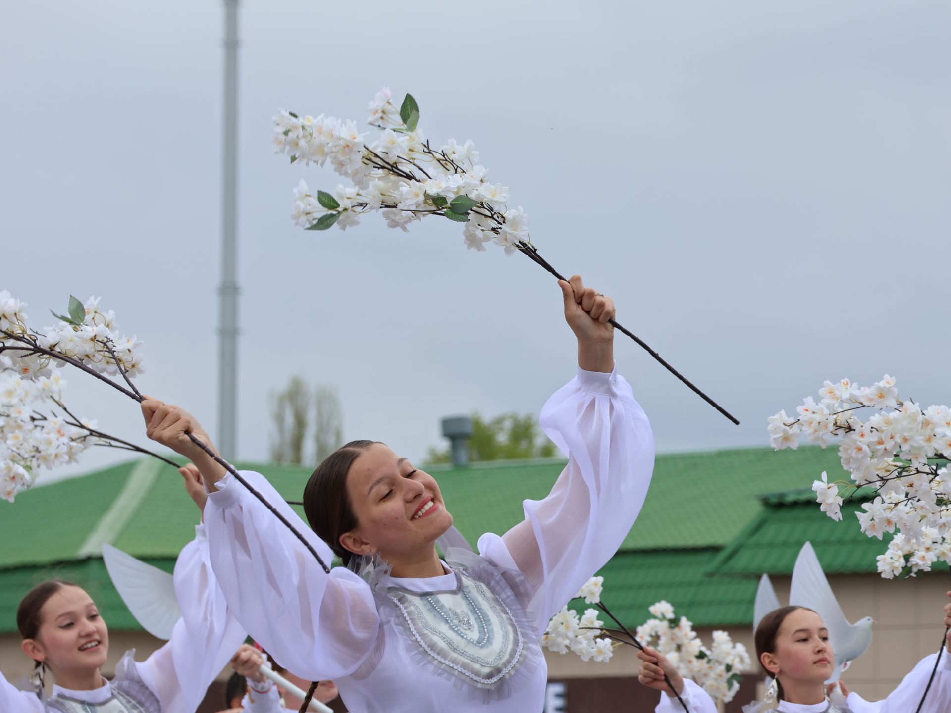 Җиңү килде җирне нурга күмеп, Шатлык белән күзне чылатып!