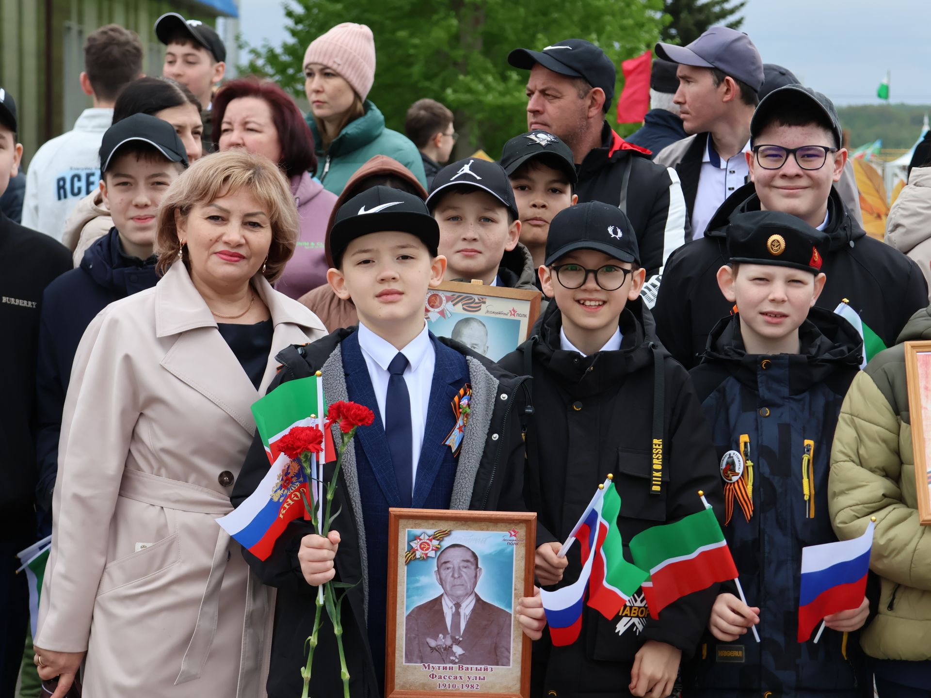 Җиңү килде җирне нурга күмеп, Шатлык белән күзне чылатып!