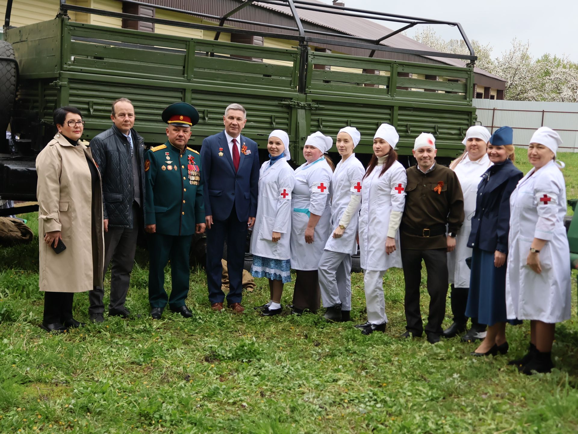 Җиңү килде җирне нурга күмеп, Шатлык белән күзне чылатып!