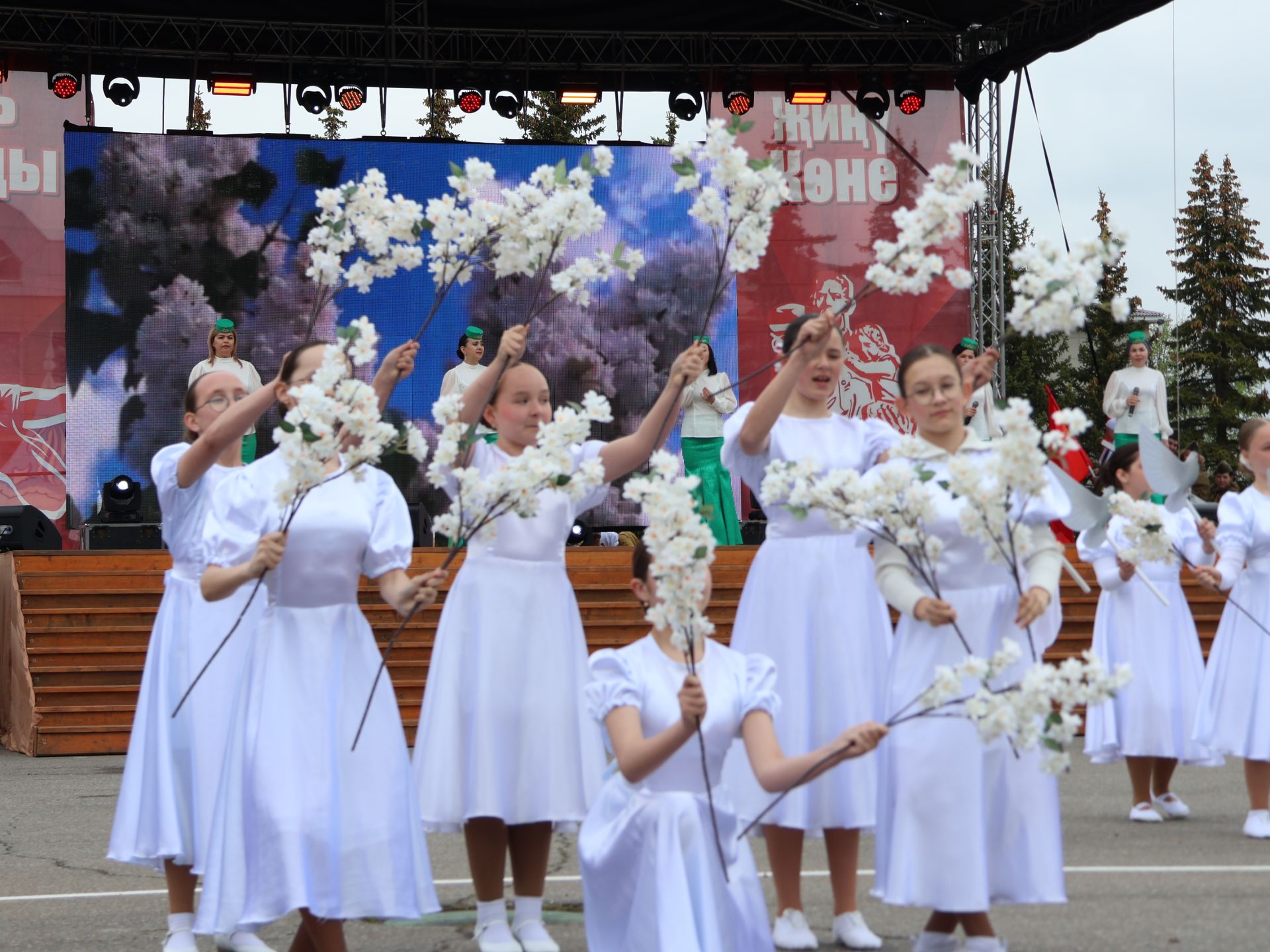 Җиңү килде җирне нурга күмеп, Шатлык белән күзне чылатып!