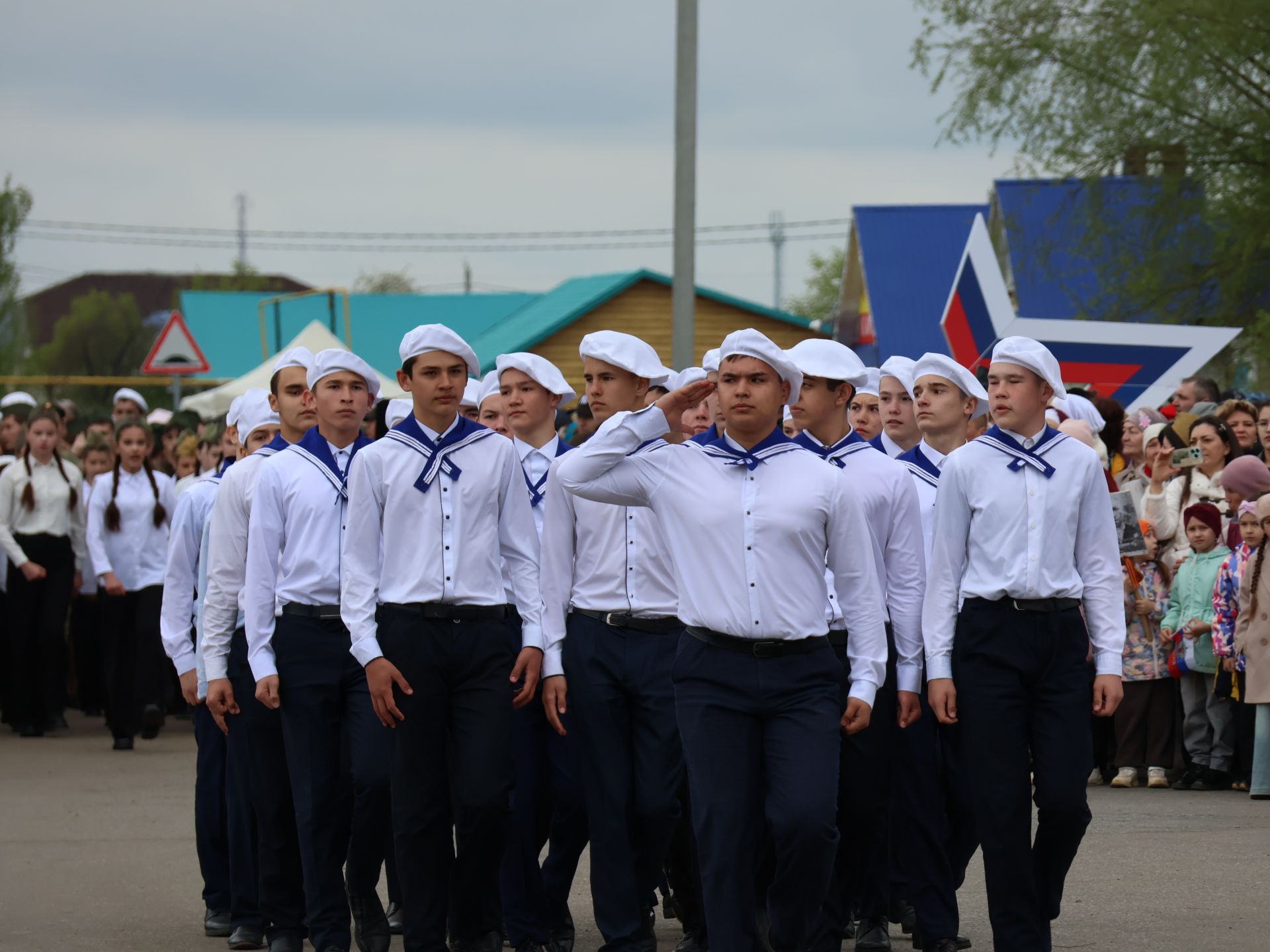 Җиңү килде җирне нурга күмеп, Шатлык белән күзне чылатып!