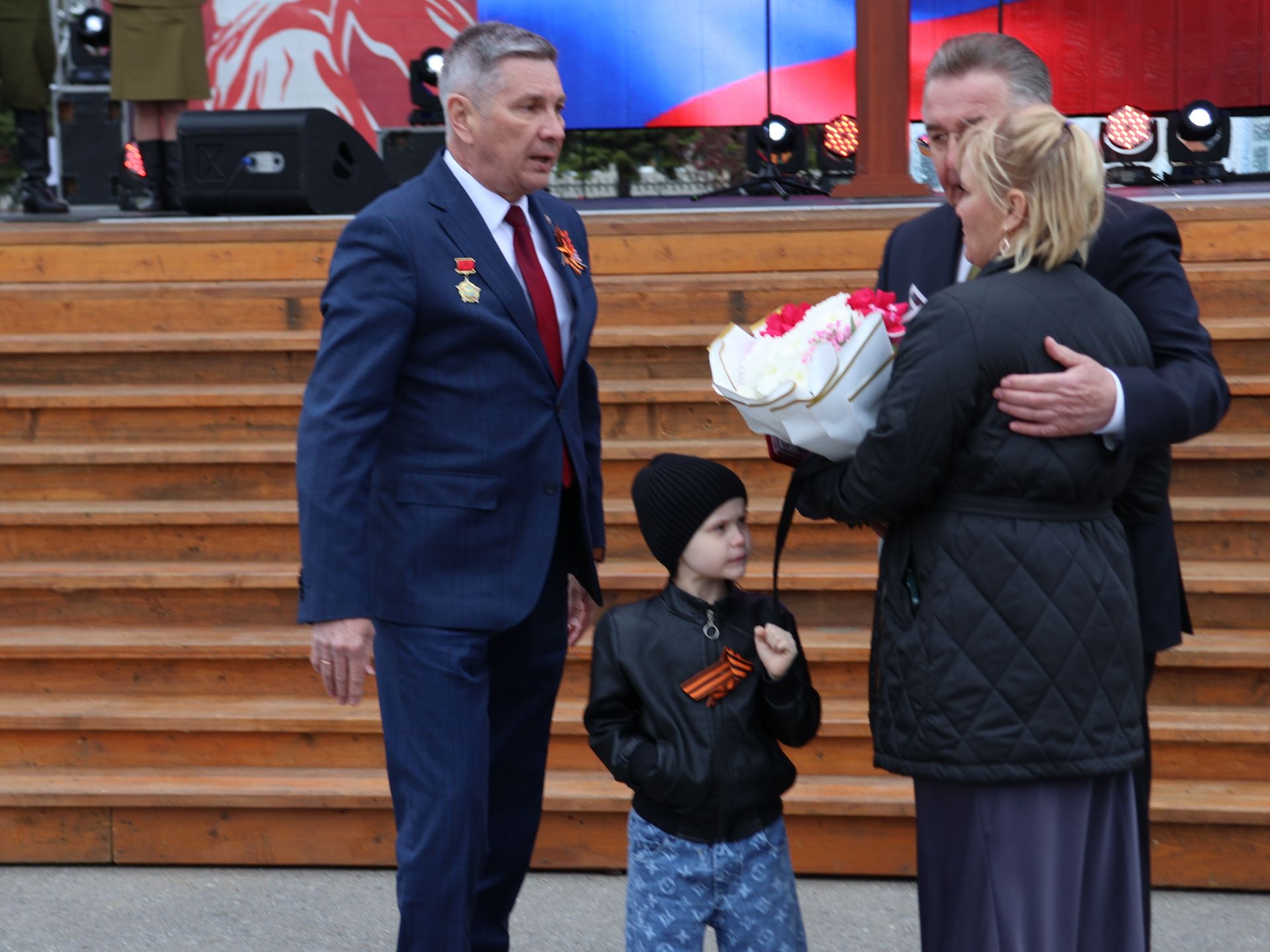 Җиңү килде җирне нурга күмеп, Шатлык белән күзне чылатып!