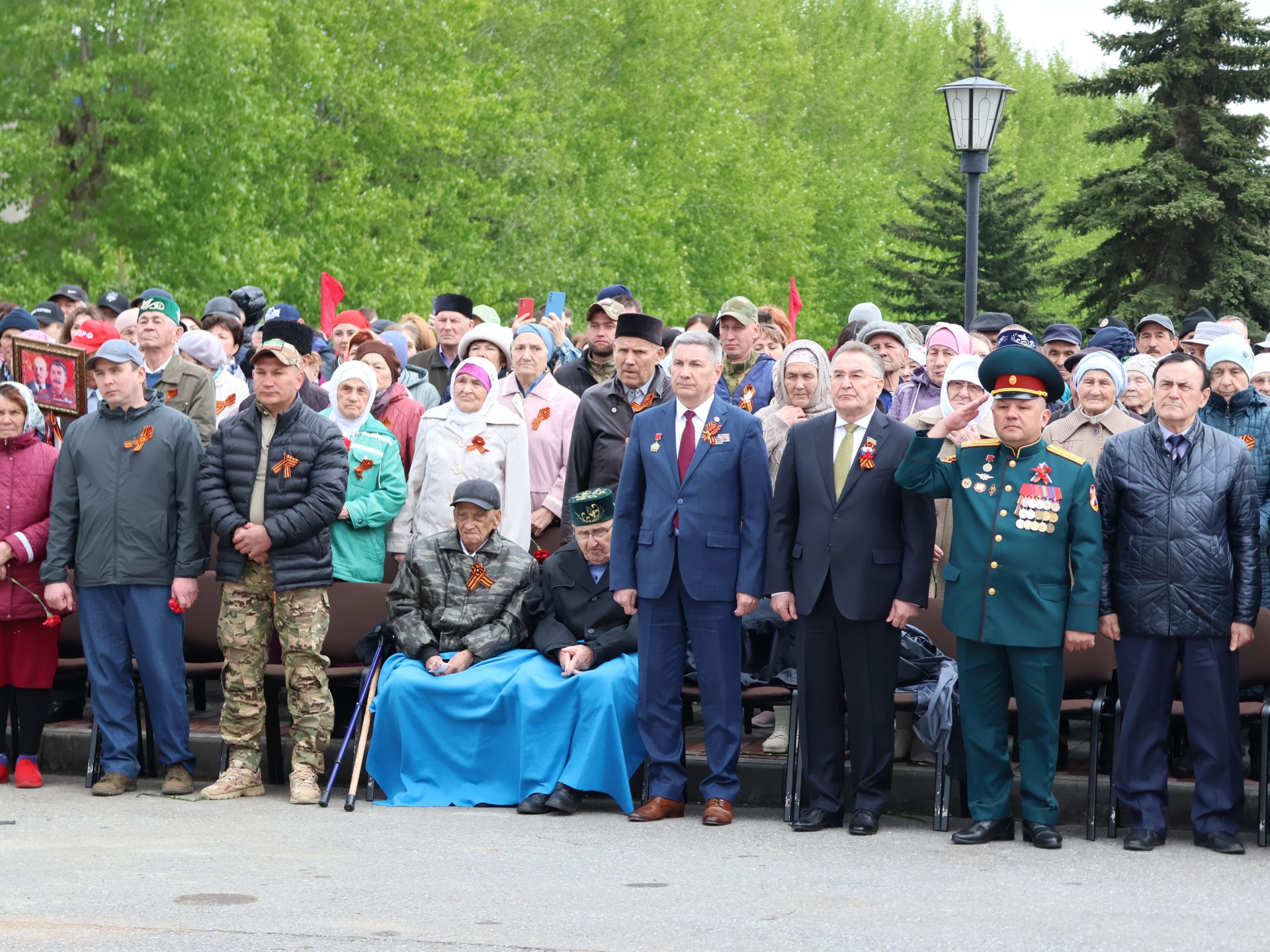 Җиңү килде җирне нурга күмеп, Шатлык белән күзне чылатып!