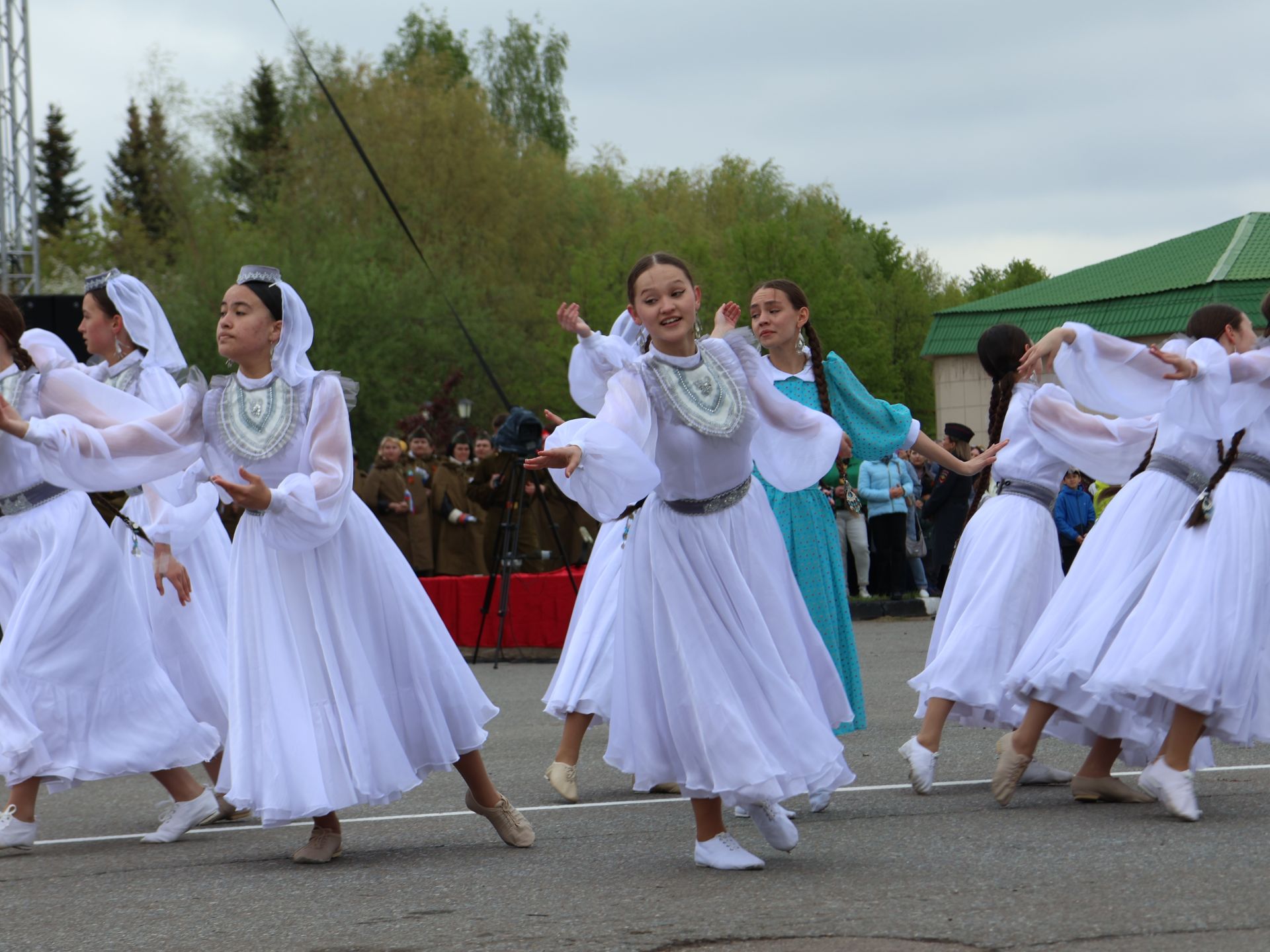 Җиңү килде җирне нурга күмеп, Шатлык белән күзне чылатып!