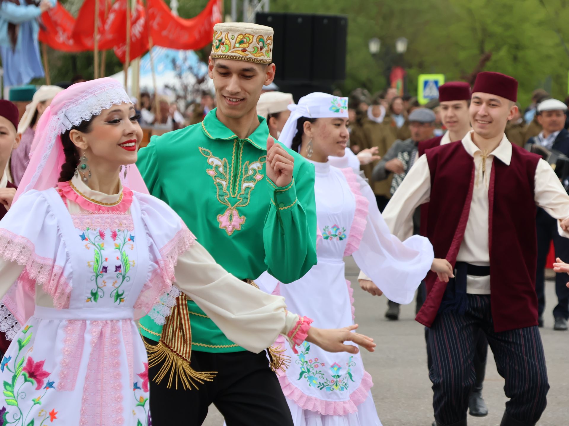 Җиңү килде җирне нурга күмеп, Шатлык белән күзне чылатып!