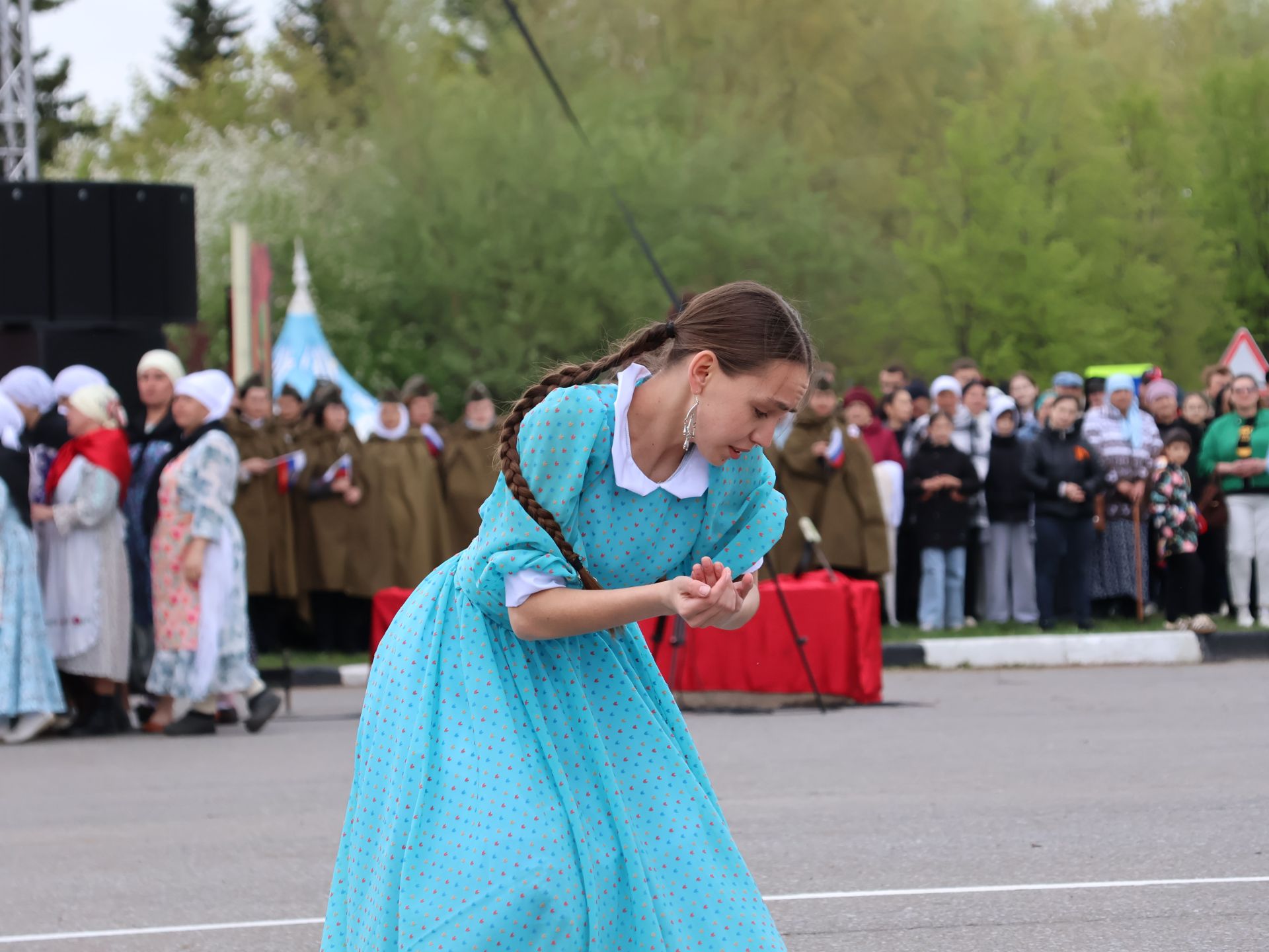 Җиңү килде җирне нурга күмеп, Шатлык белән күзне чылатып!