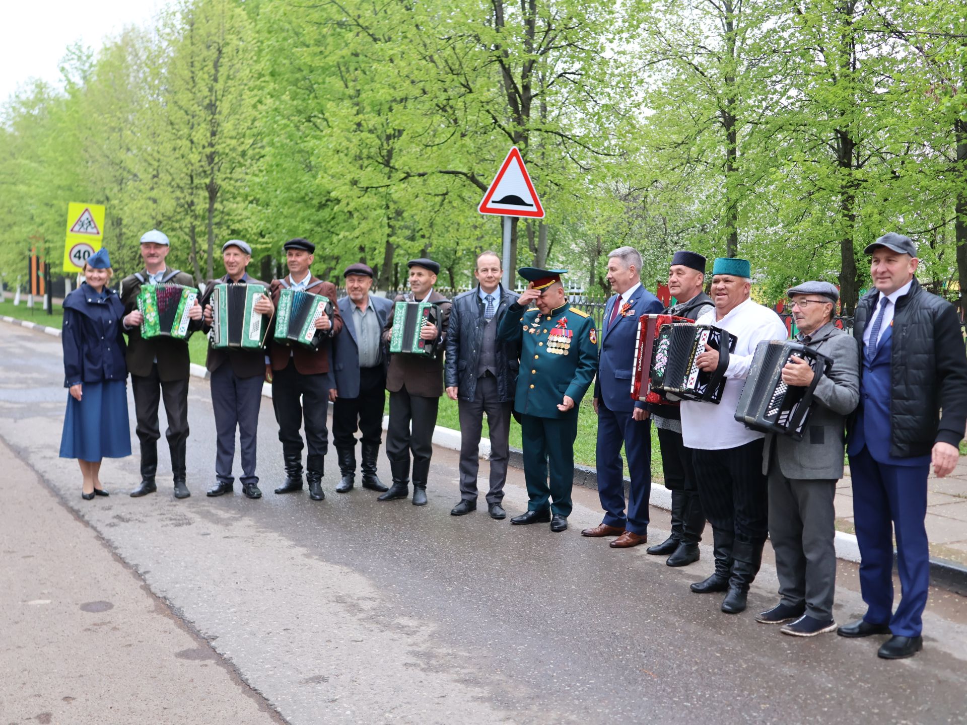 Җиңү килде җирне нурга күмеп, Шатлык белән күзне чылатып!