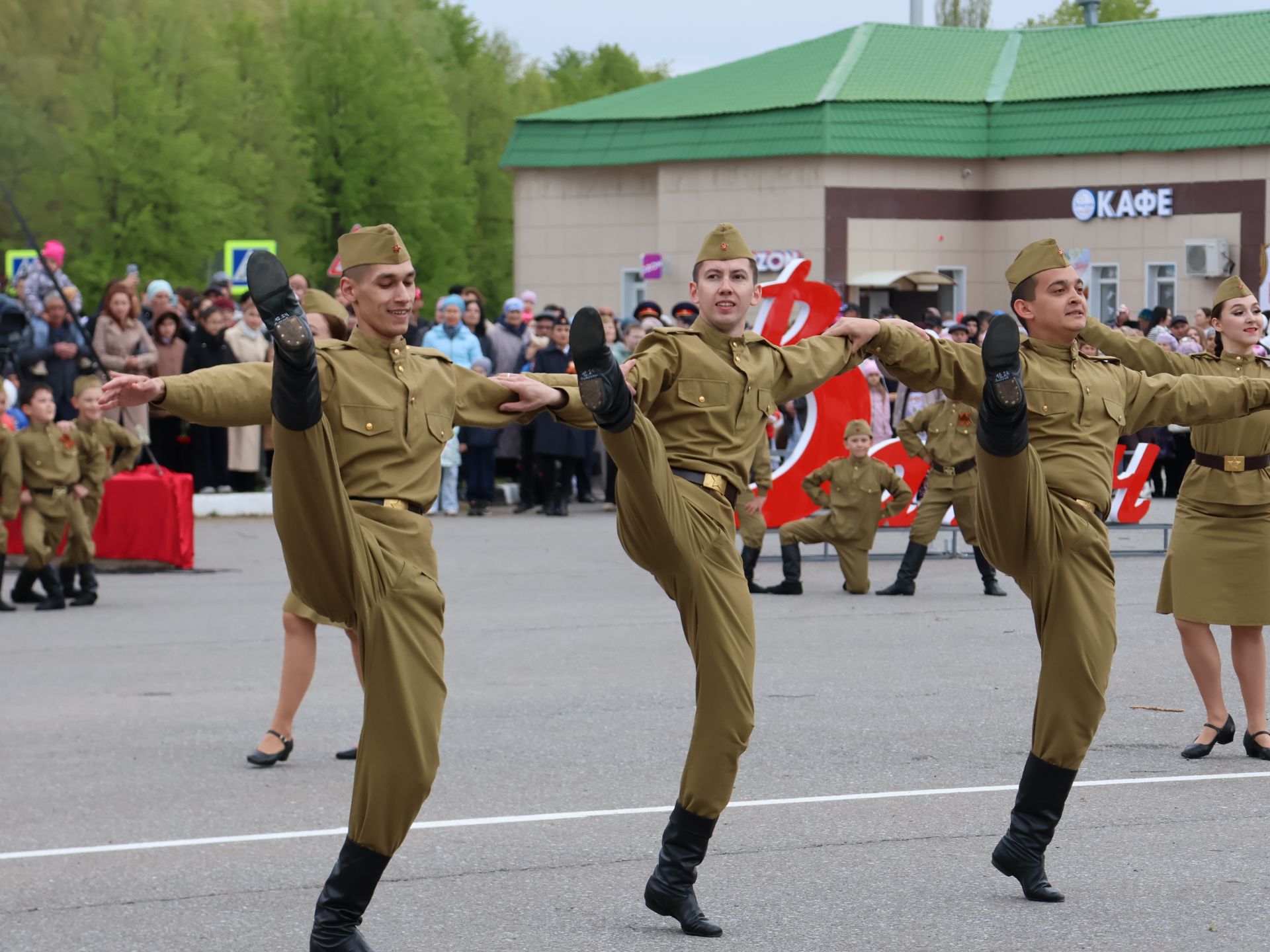 Җиңү килде җирне нурга күмеп, Шатлык белән күзне чылатып!