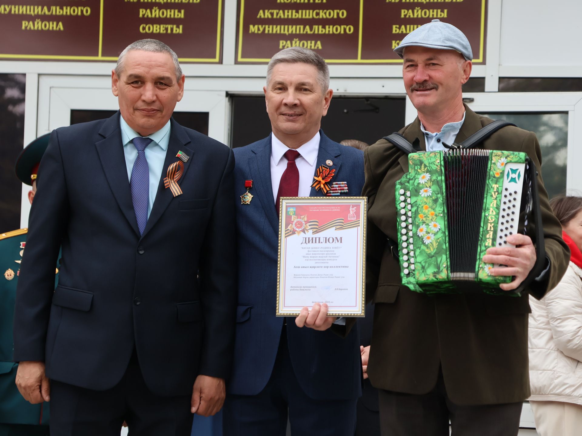 Җиңү килде җирне нурга күмеп, Шатлык белән күзне чылатып!