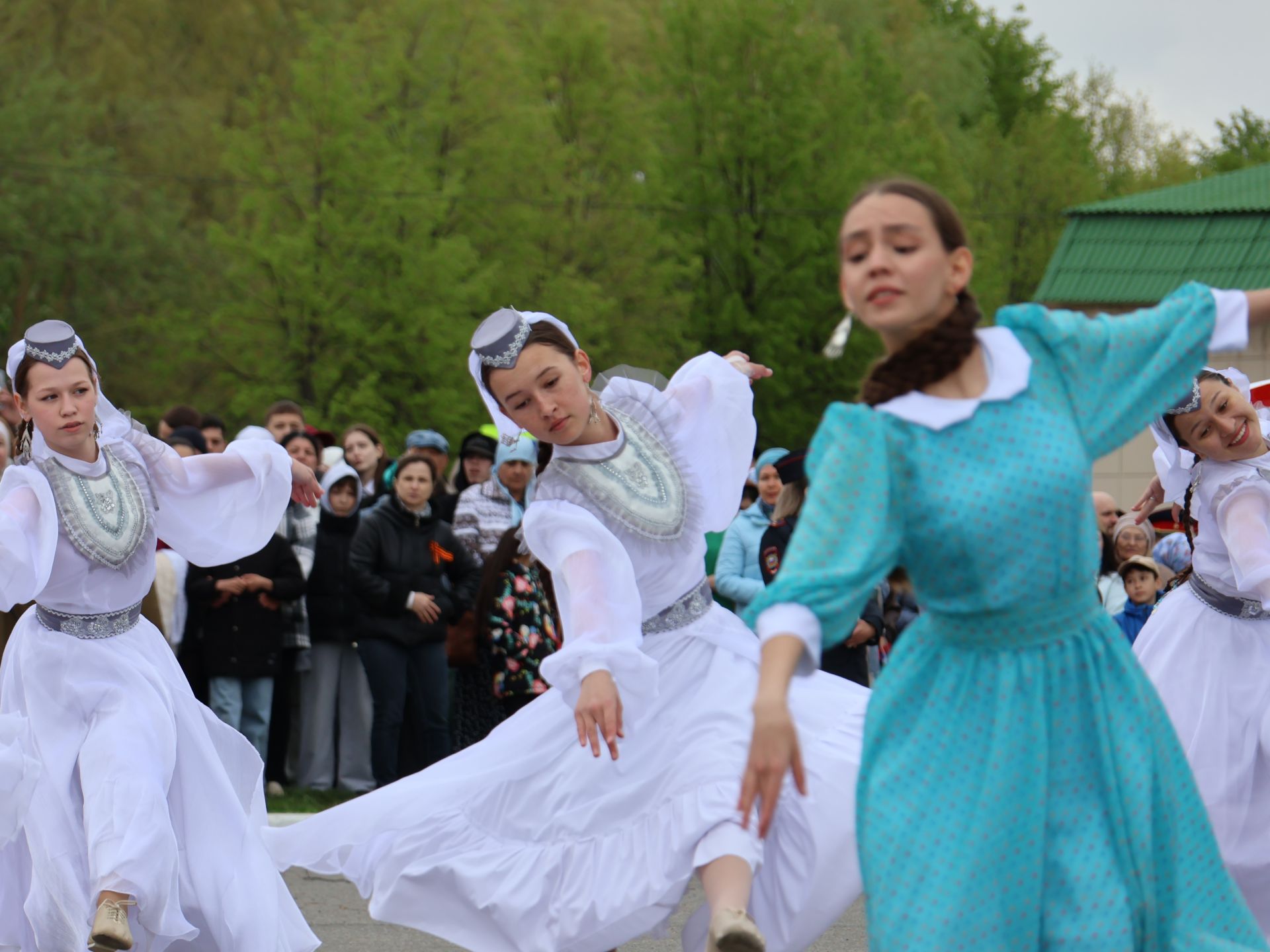 Җиңү килде җирне нурга күмеп, Шатлык белән күзне чылатып!
