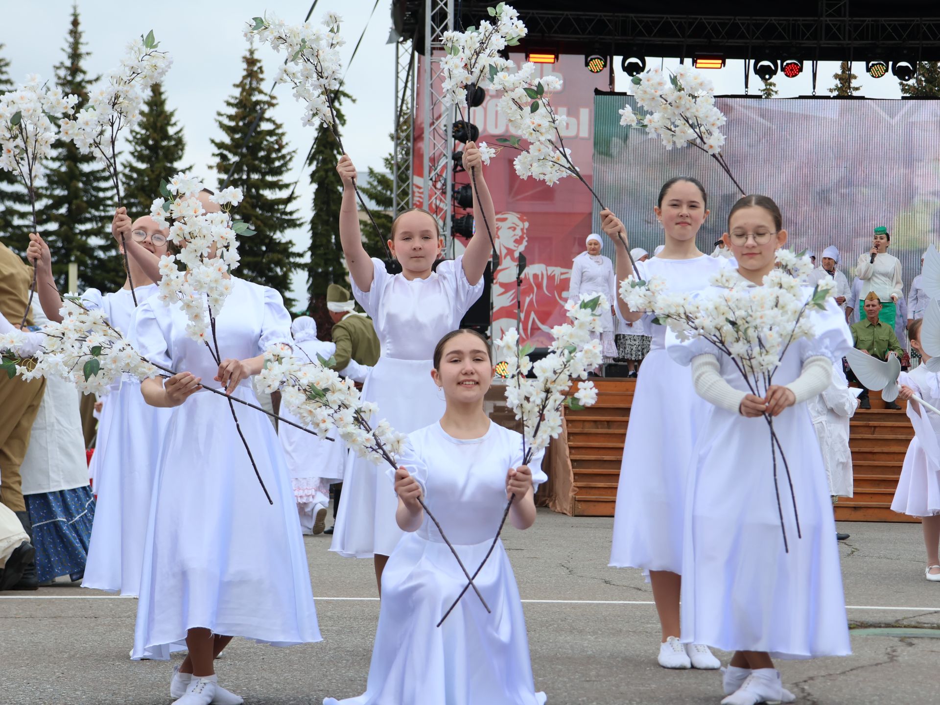 Җиңү килде җирне нурга күмеп, Шатлык белән күзне чылатып!