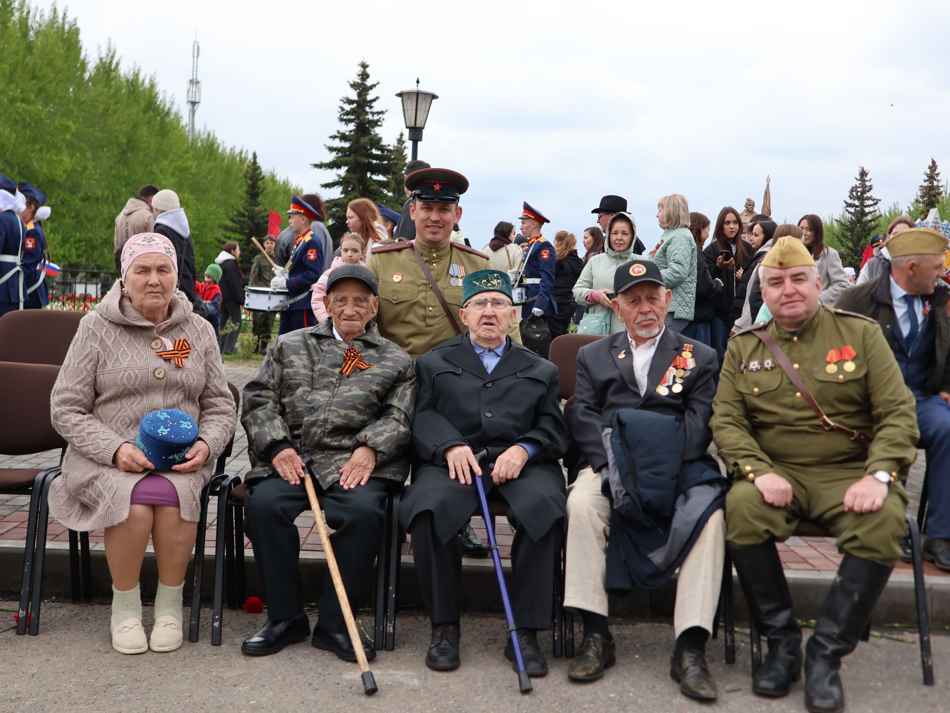 Җиңү килде җирне нурга күмеп, Шатлык белән күзне чылатып!