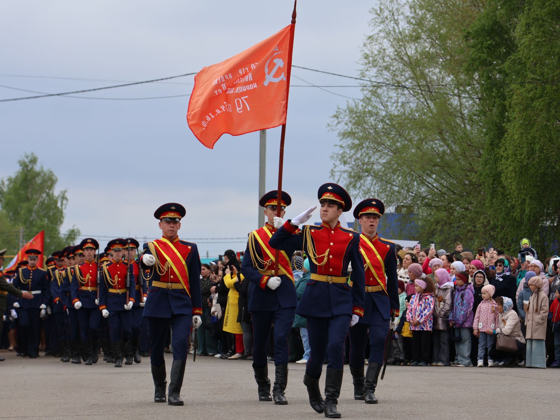 Җиңү килде җирне нурга күмеп, Шатлык белән күзне чылатып!