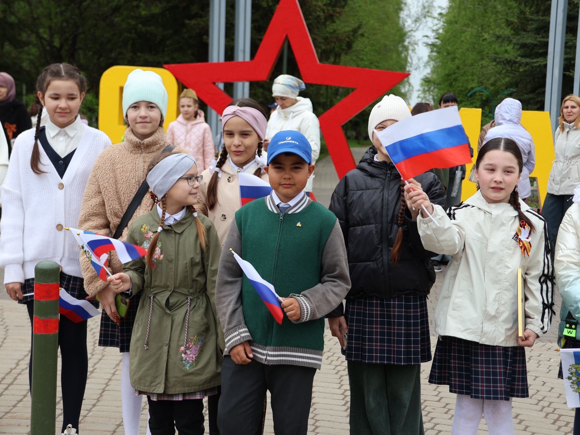 Җиңү килде җирне нурга күмеп, Шатлык белән күзне чылатып!