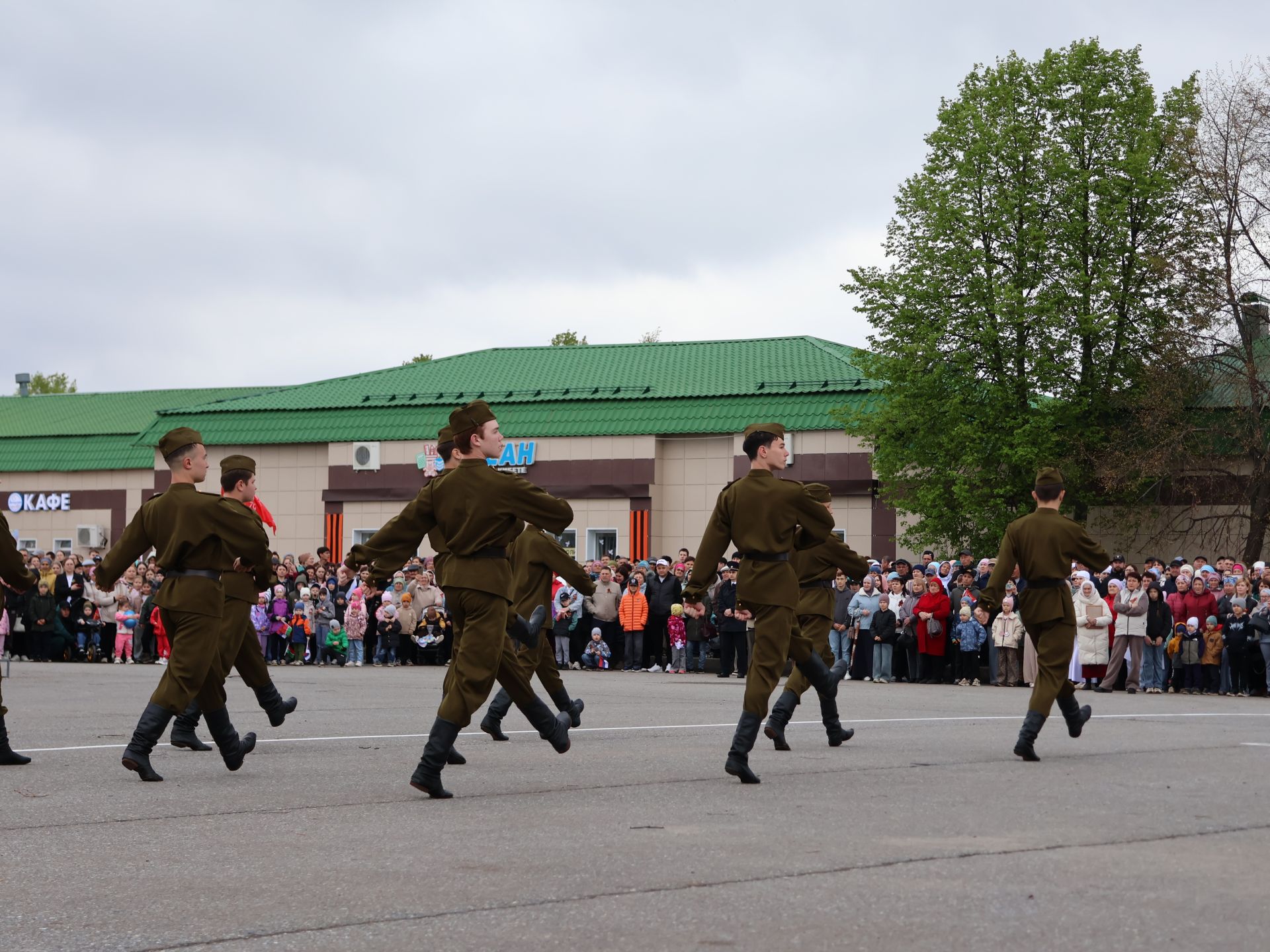 Җиңү килде җирне нурга күмеп, Шатлык белән күзне чылатып!