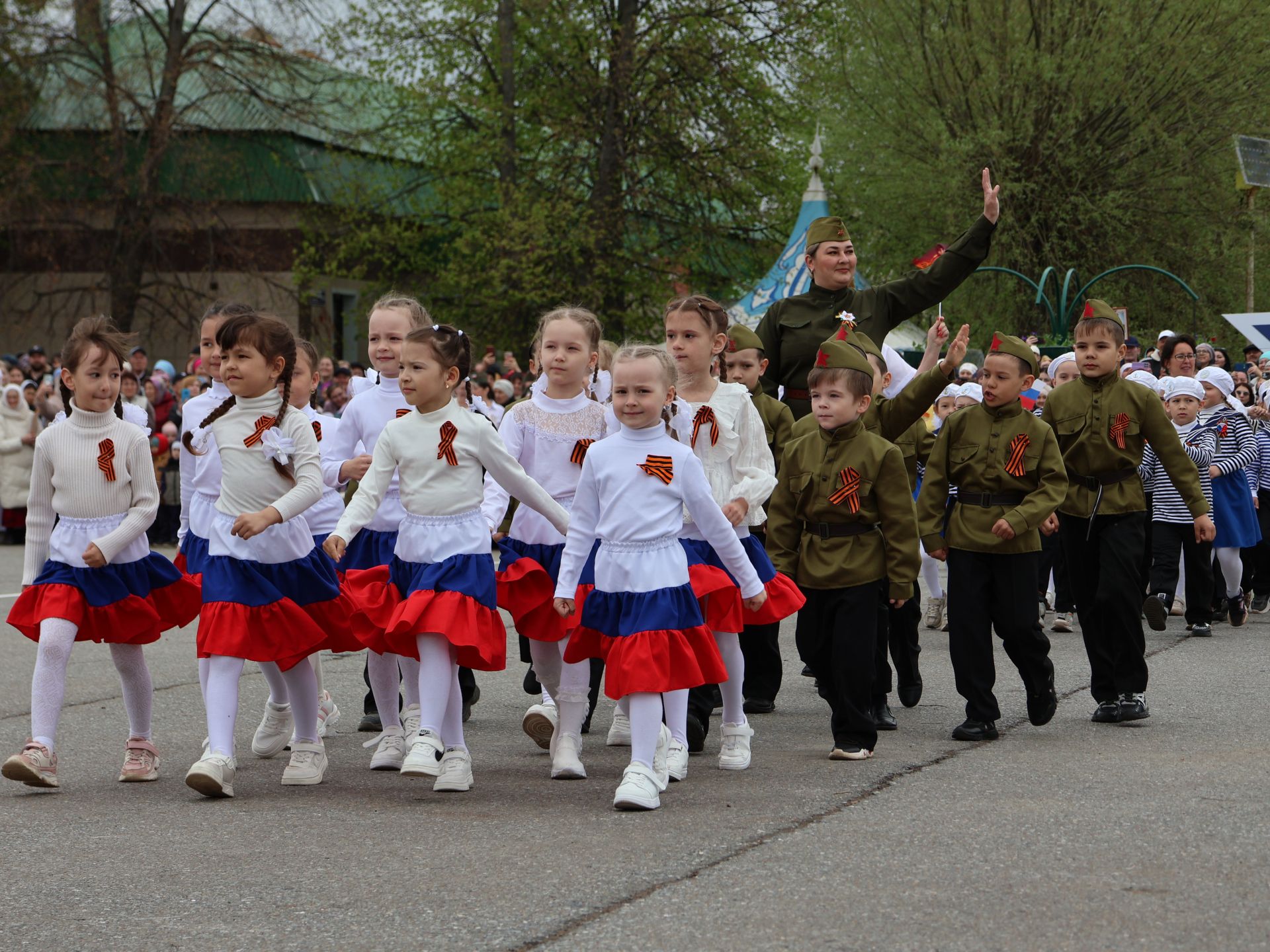 Җиңү килде җирне нурга күмеп, Шатлык белән күзне чылатып!