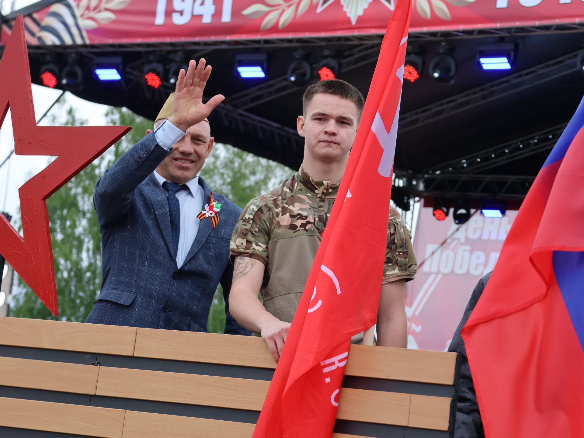 Җиңү килде җирне нурга күмеп, Шатлык белән күзне чылатып!