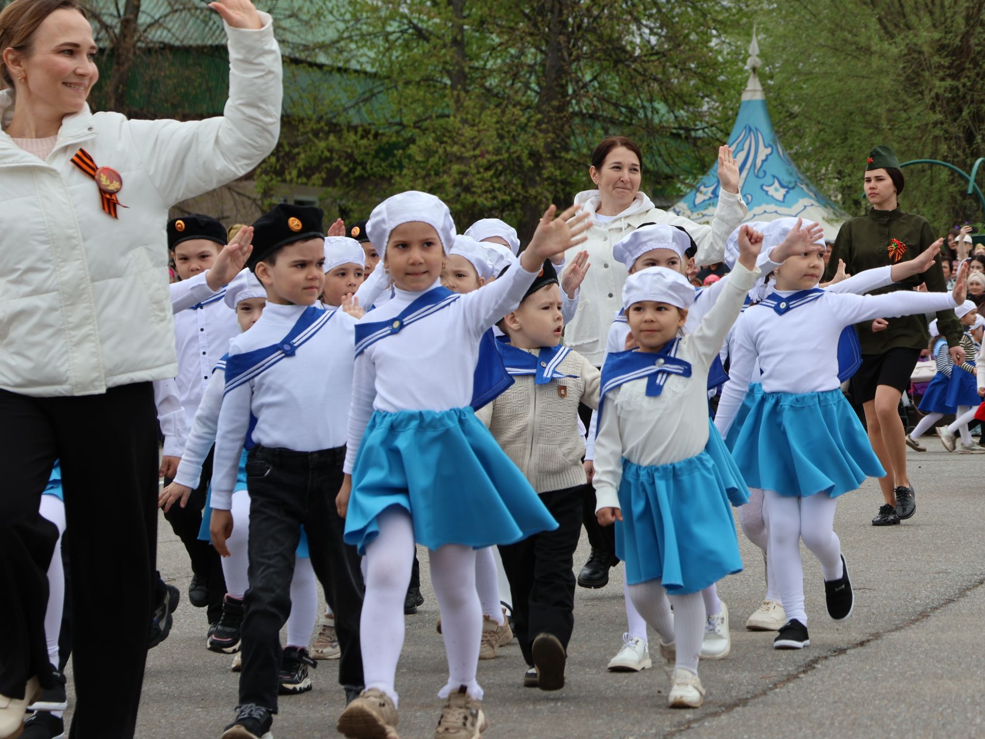 Җиңү килде җирне нурга күмеп, Шатлык белән күзне чылатып!