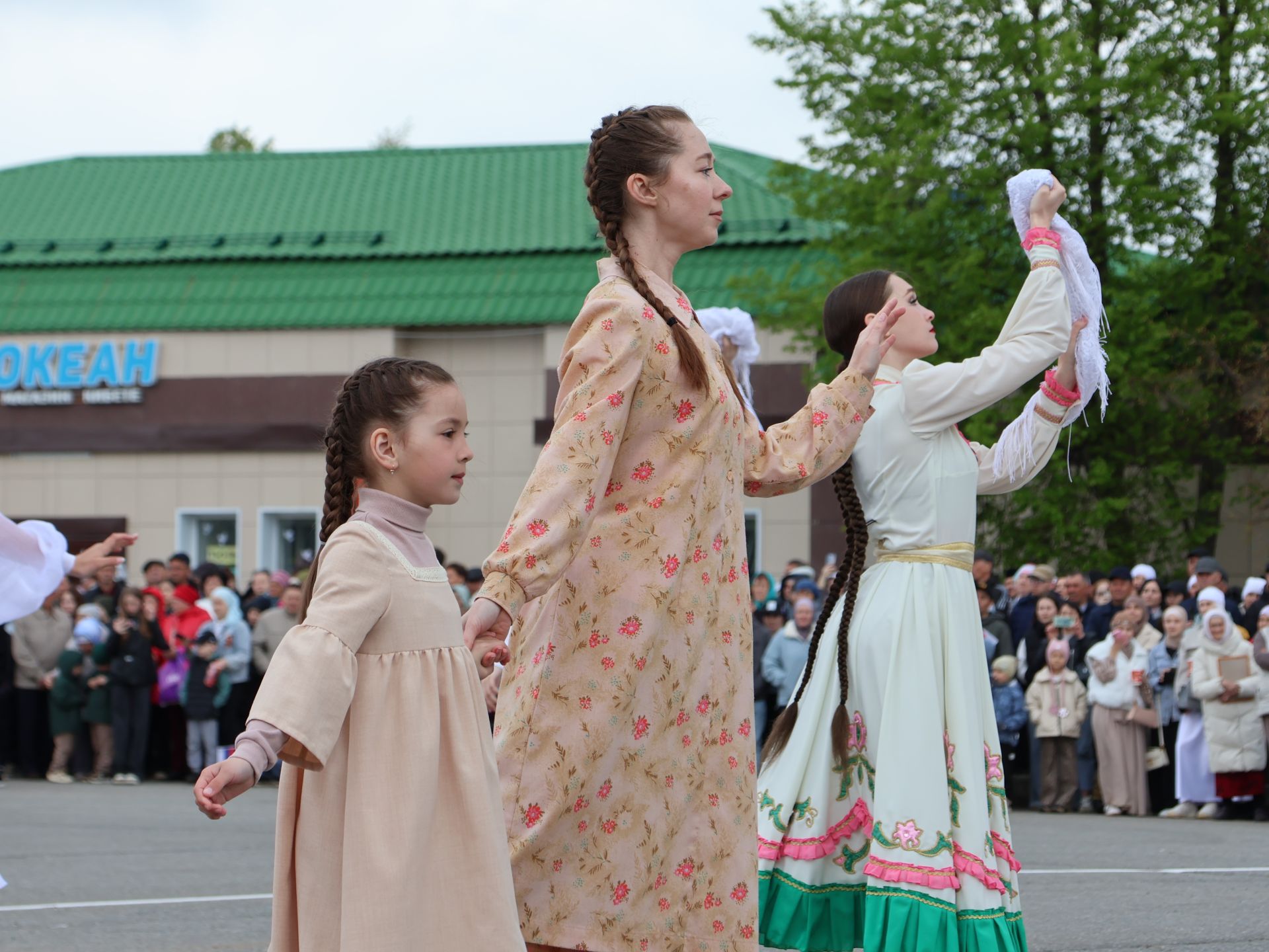 Җиңү килде җирне нурга күмеп, Шатлык белән күзне чылатып!