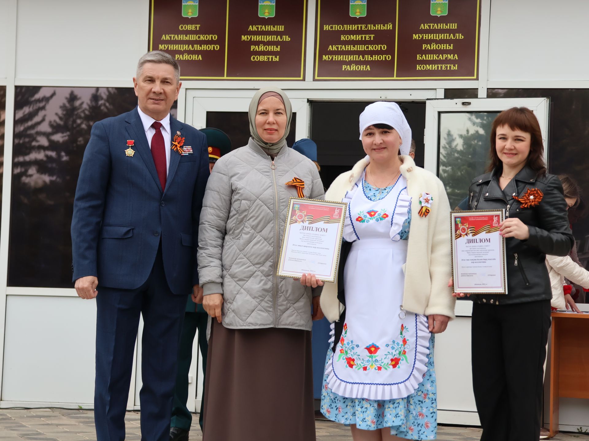 Җиңү килде җирне нурга күмеп, Шатлык белән күзне чылатып!