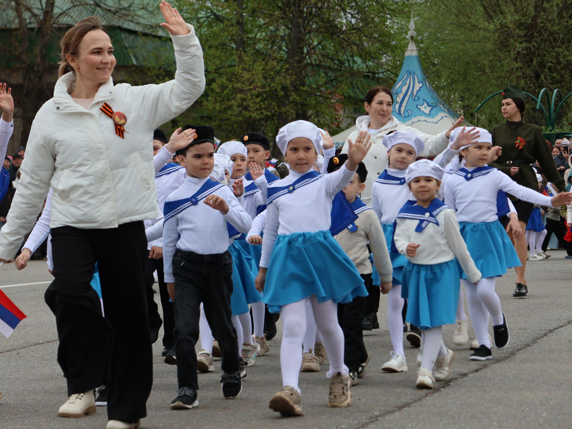 Җиңү килде җирне нурга күмеп, Шатлык белән күзне чылатып!