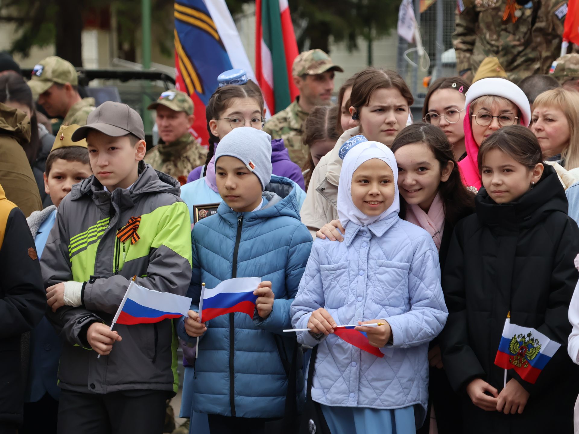 Җиңү килде җирне нурга күмеп, Шатлык белән күзне чылатып!