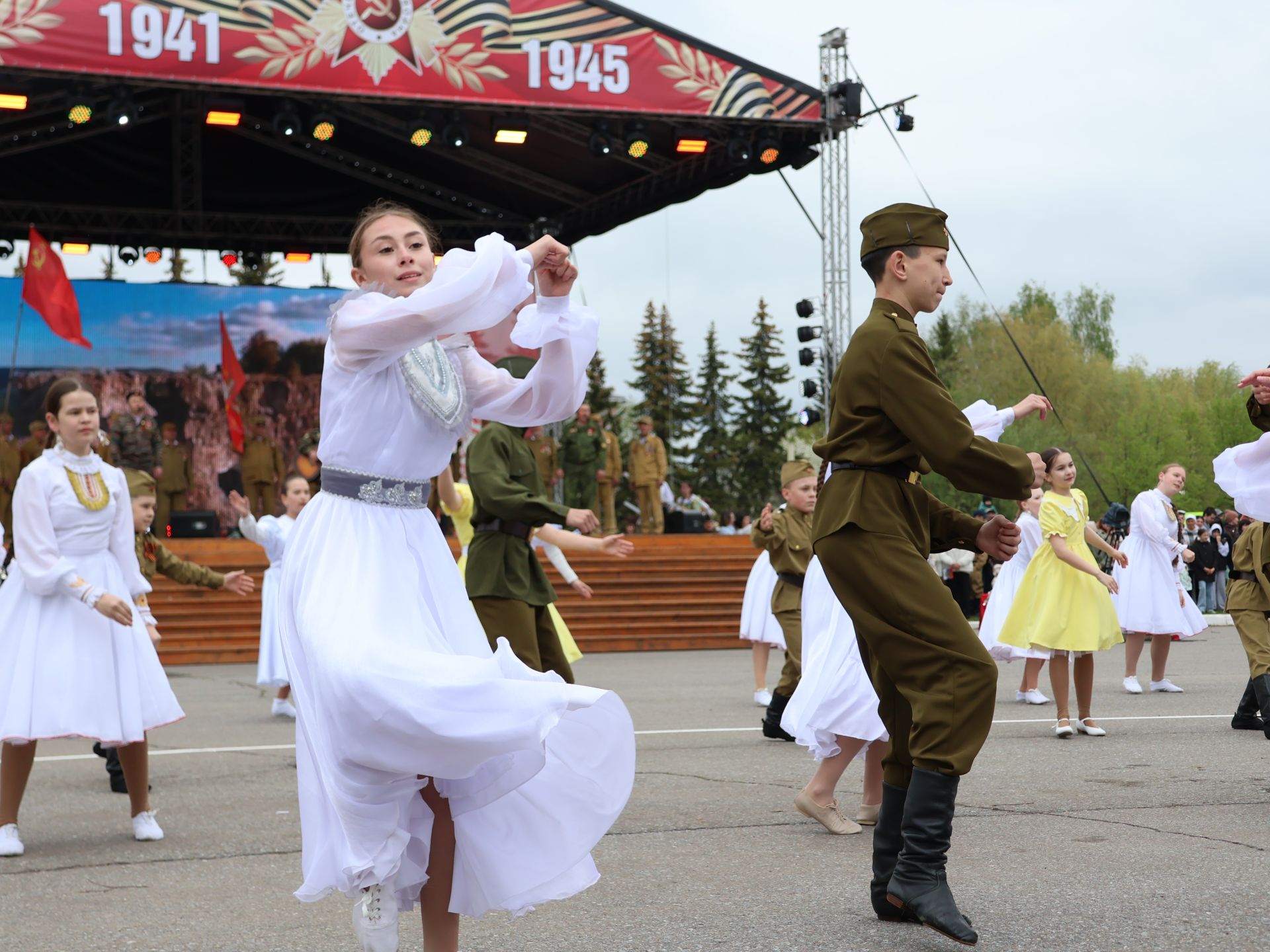 Җиңү килде җирне нурга күмеп, Шатлык белән күзне чылатып!