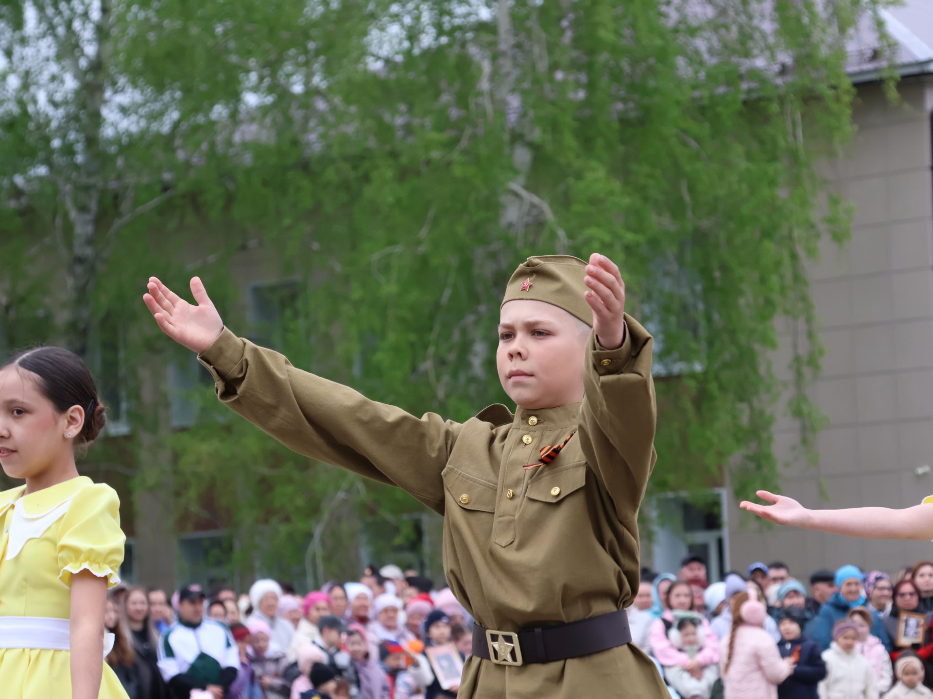 Җиңү килде җирне нурга күмеп, Шатлык белән күзне чылатып!