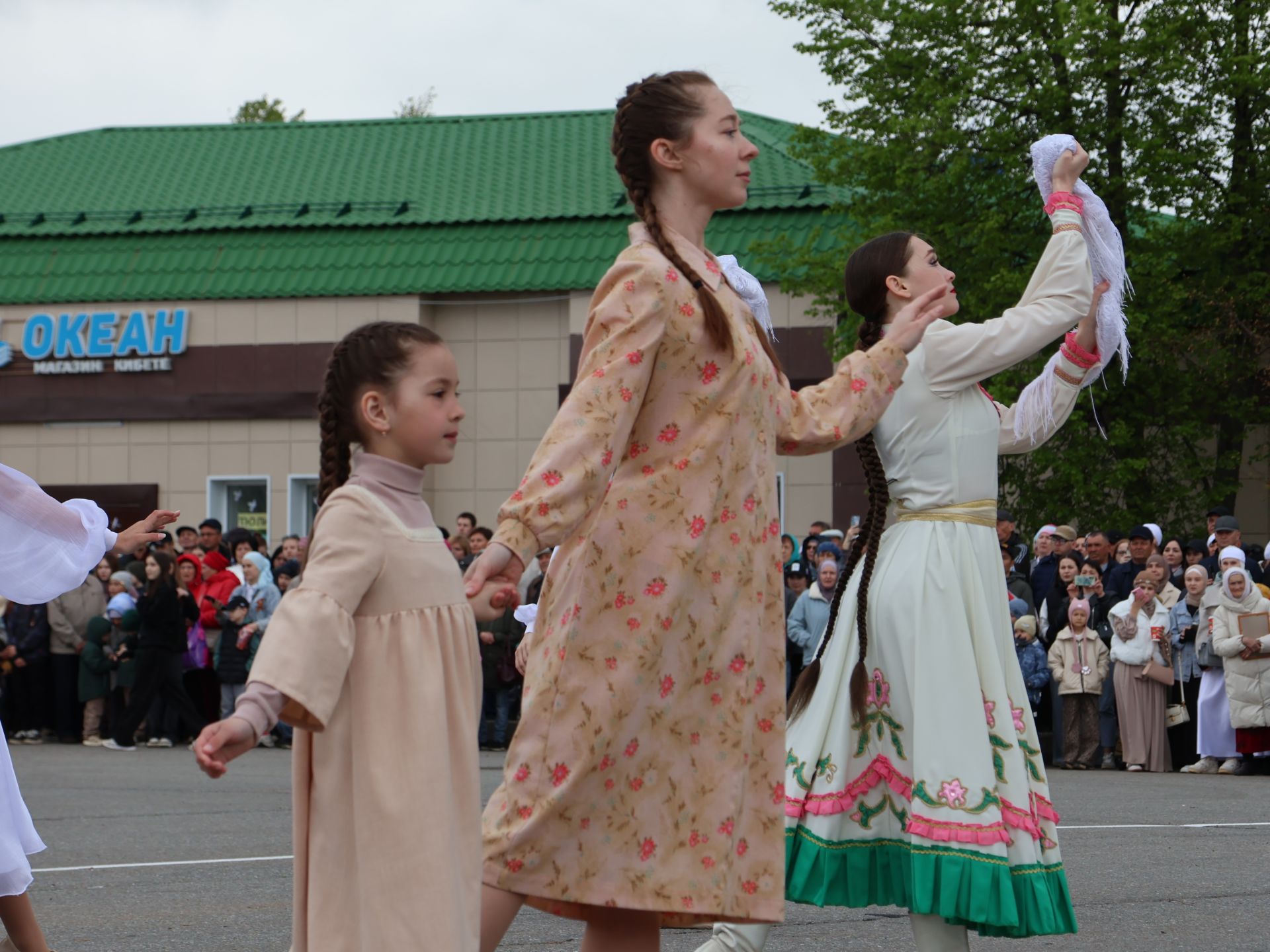 Җиңү килде җирне нурга күмеп, Шатлык белән күзне чылатып!