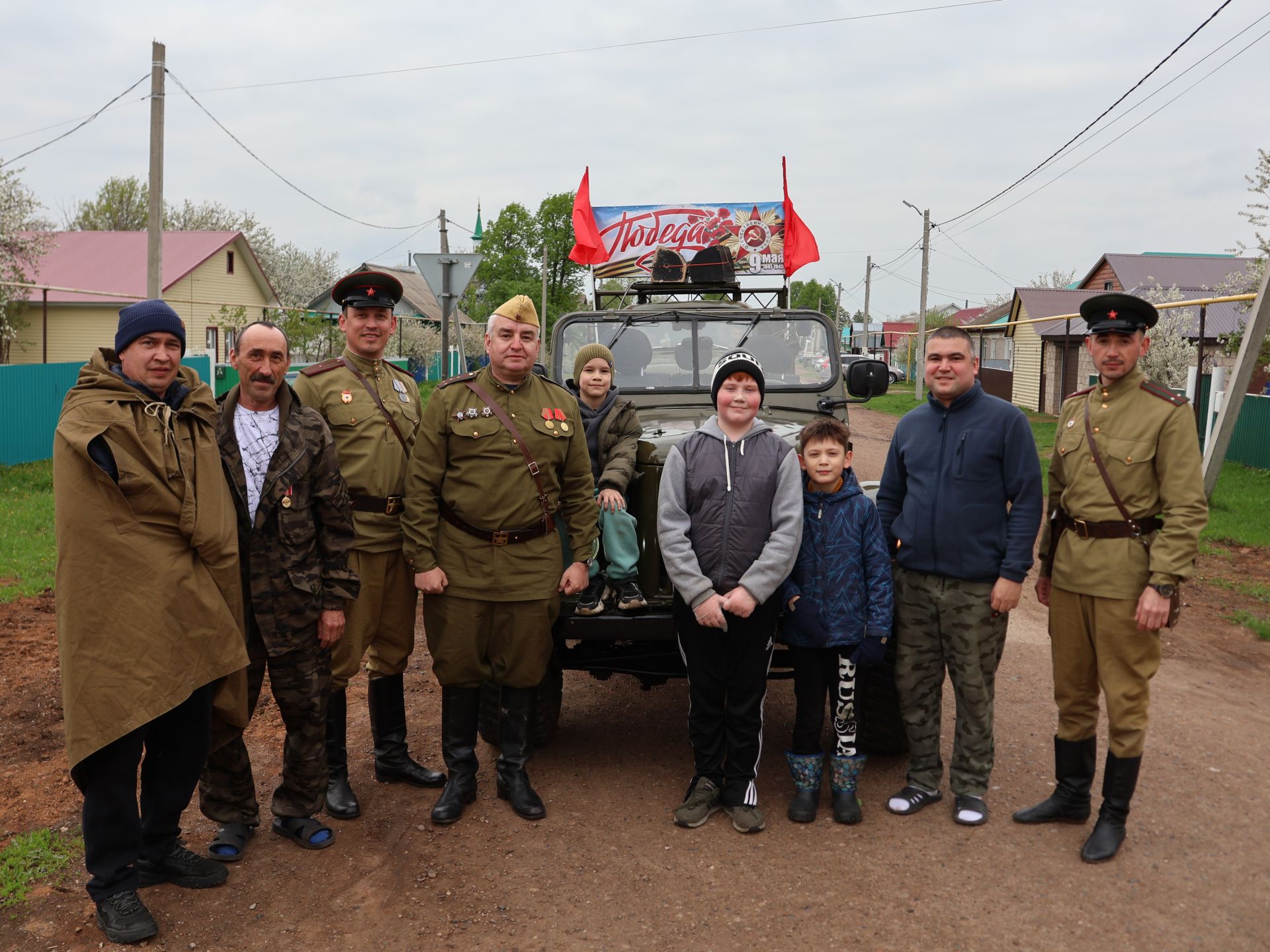 Җиңү килде җирне нурга күмеп, Шатлык белән күзне чылатып!