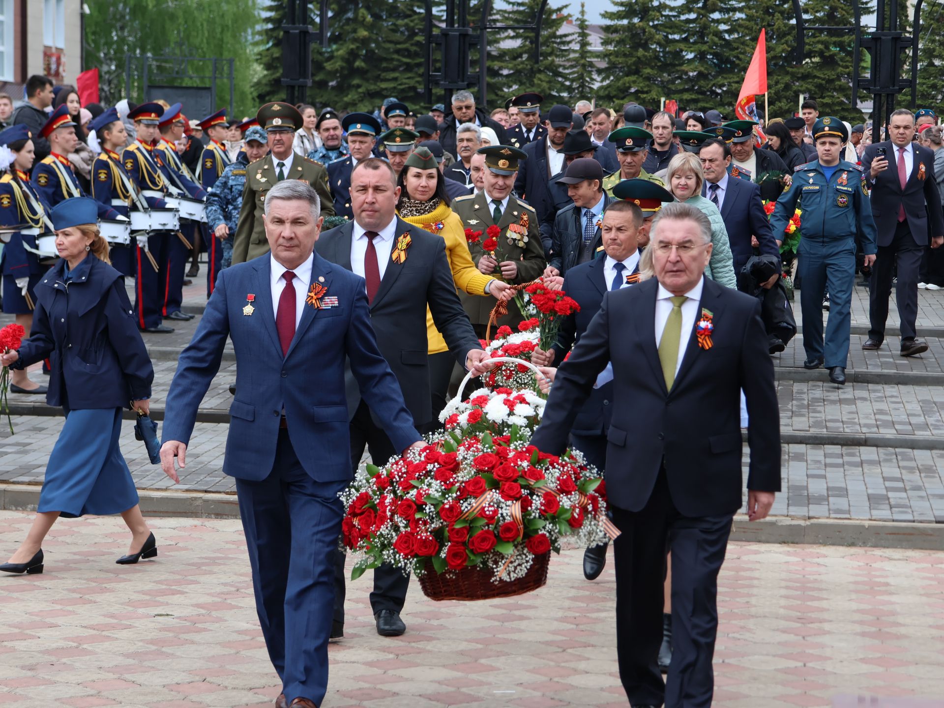 Җиңү килде җирне нурга күмеп, Шатлык белән күзне чылатып!