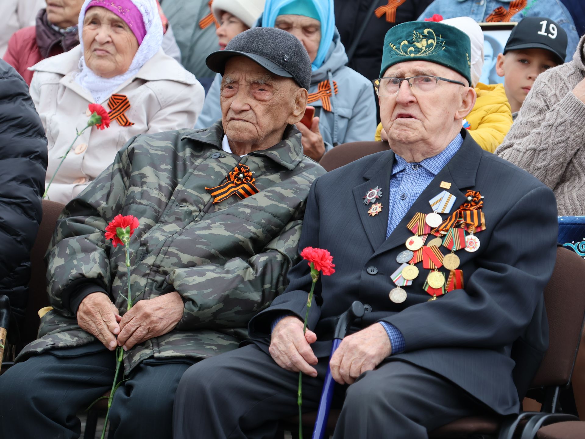 Җиңү килде җирне нурга күмеп, Шатлык белән күзне чылатып!