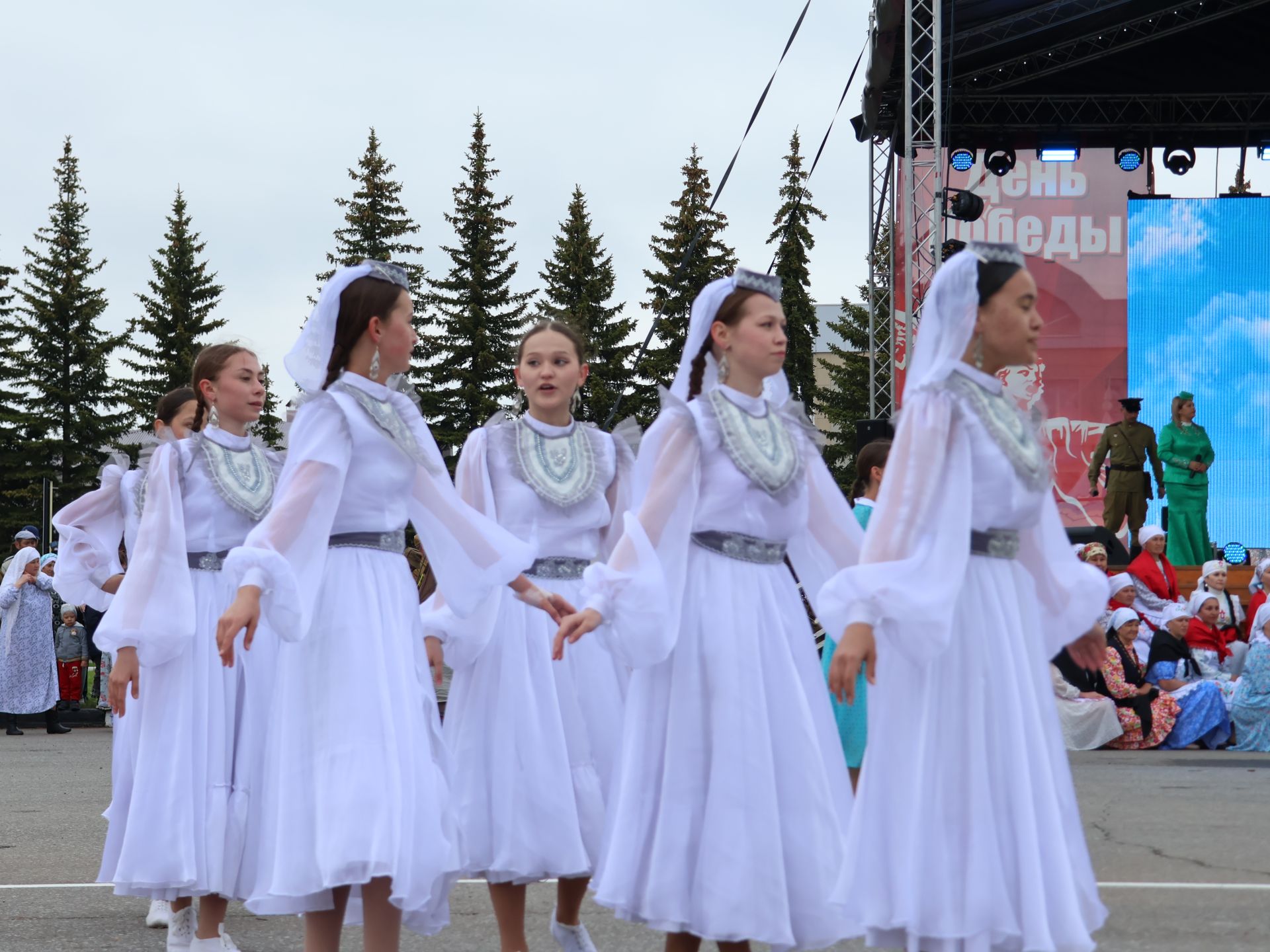 Җиңү килде җирне нурга күмеп, Шатлык белән күзне чылатып!