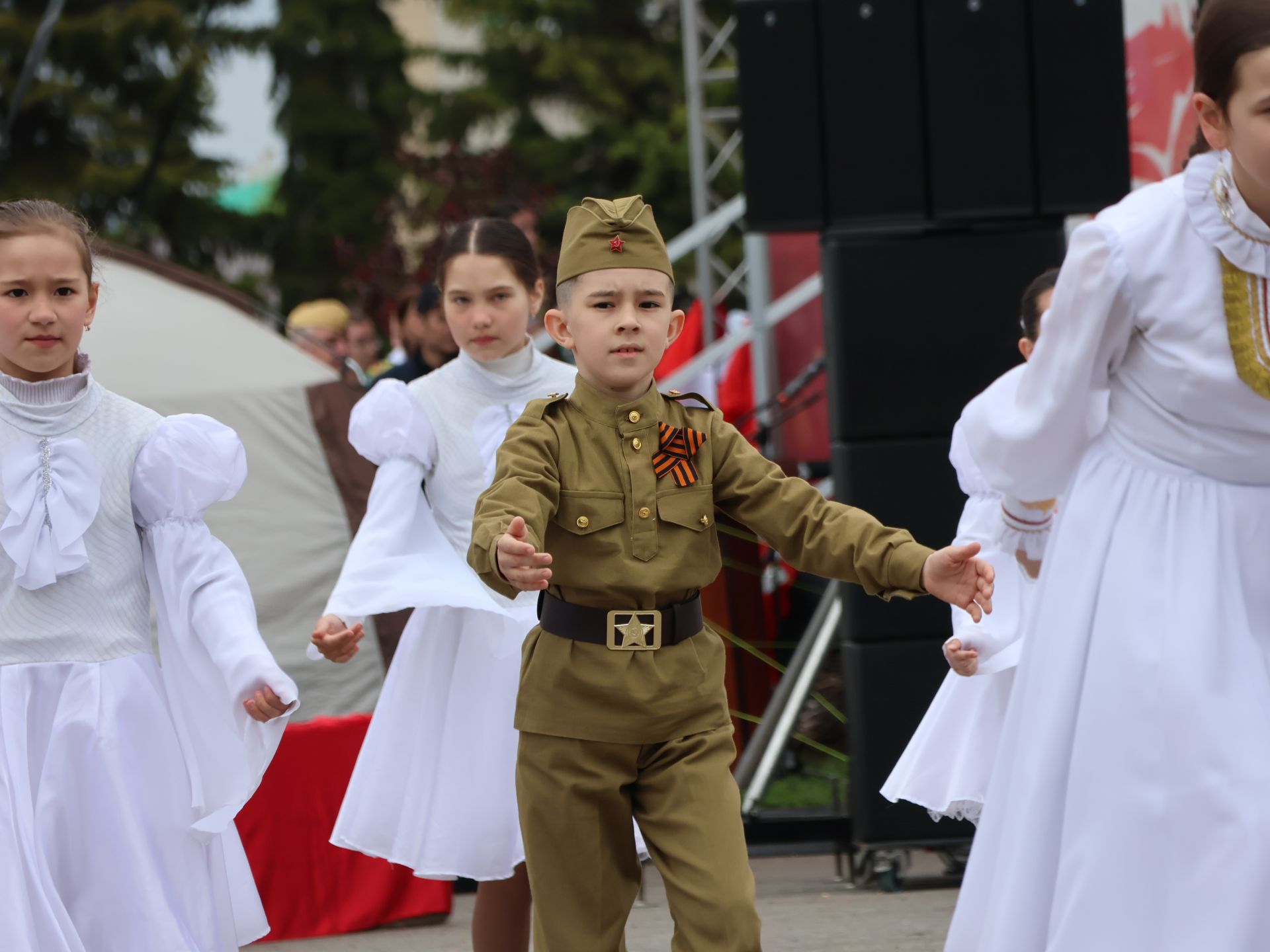 Җиңү килде җирне нурга күмеп, Шатлык белән күзне чылатып!