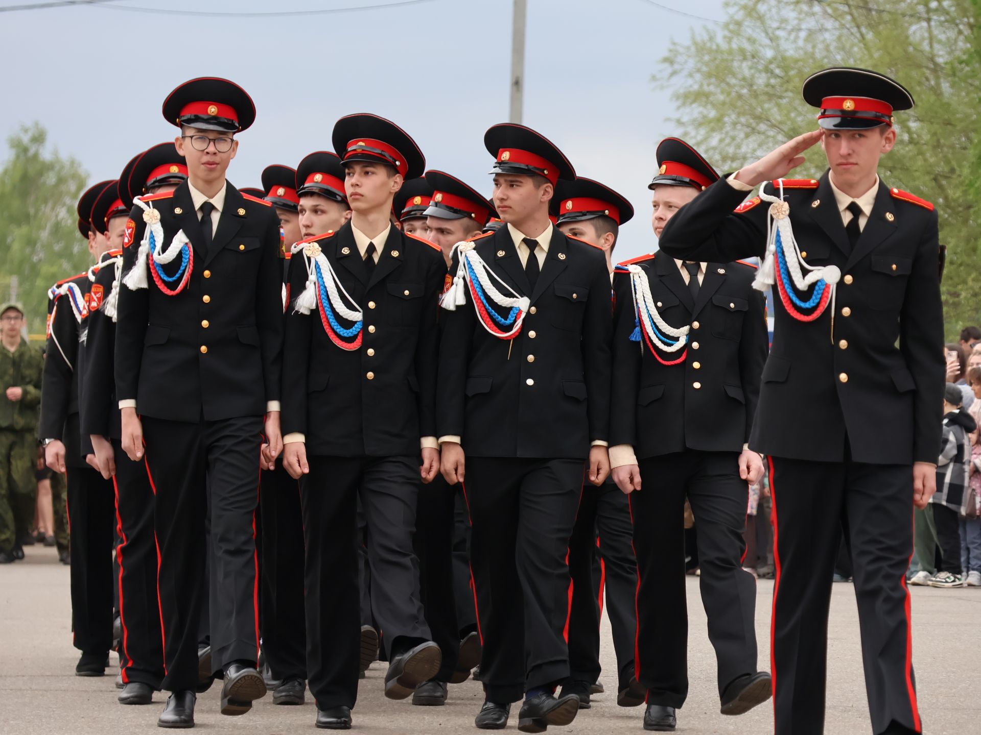 Җиңү килде җирне нурга күмеп, Шатлык белән күзне чылатып!