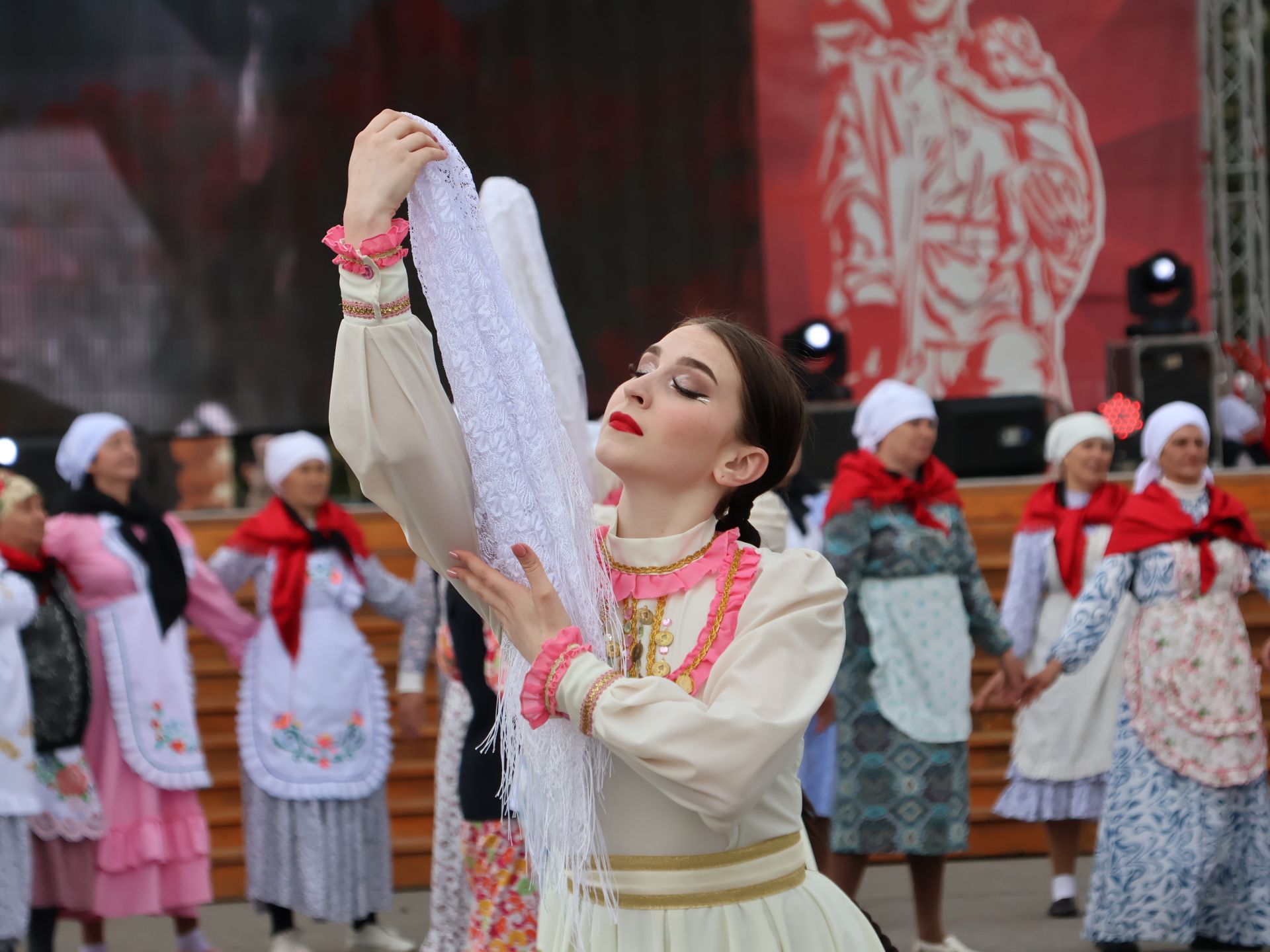 Җиңү килде җирне нурга күмеп, Шатлык белән күзне чылатып!