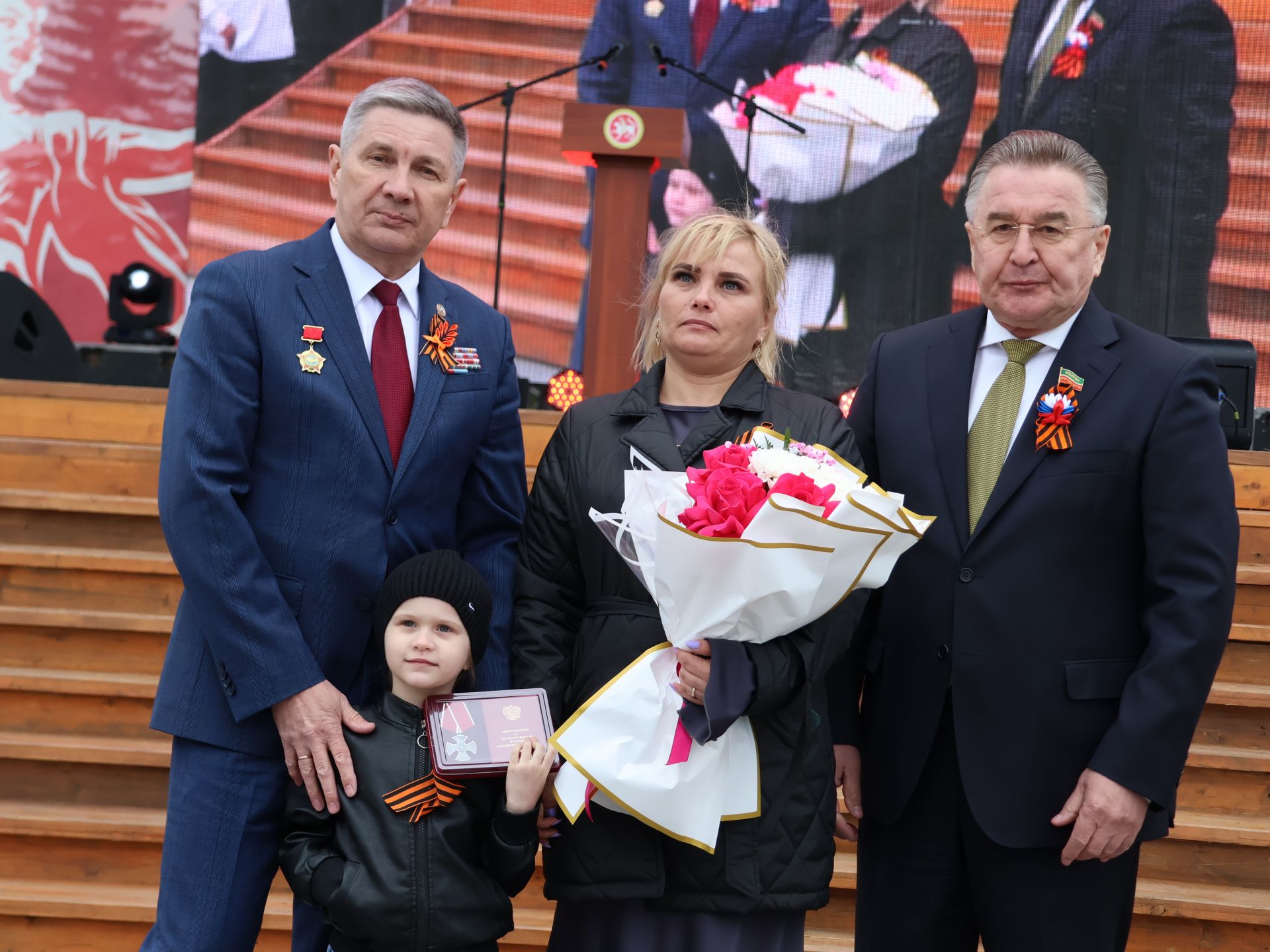 Җиңү килде җирне нурга күмеп, Шатлык белән күзне чылатып!