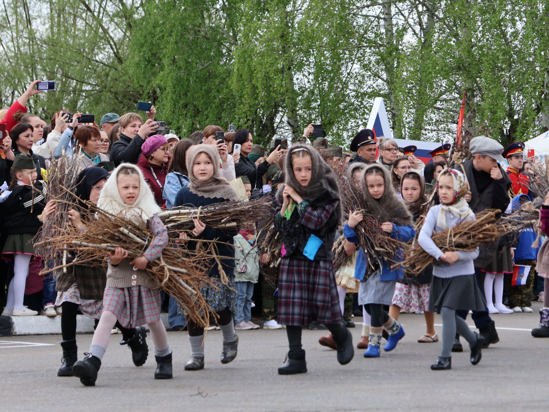 Җиңү килде җирне нурга күмеп, Шатлык белән күзне чылатып!