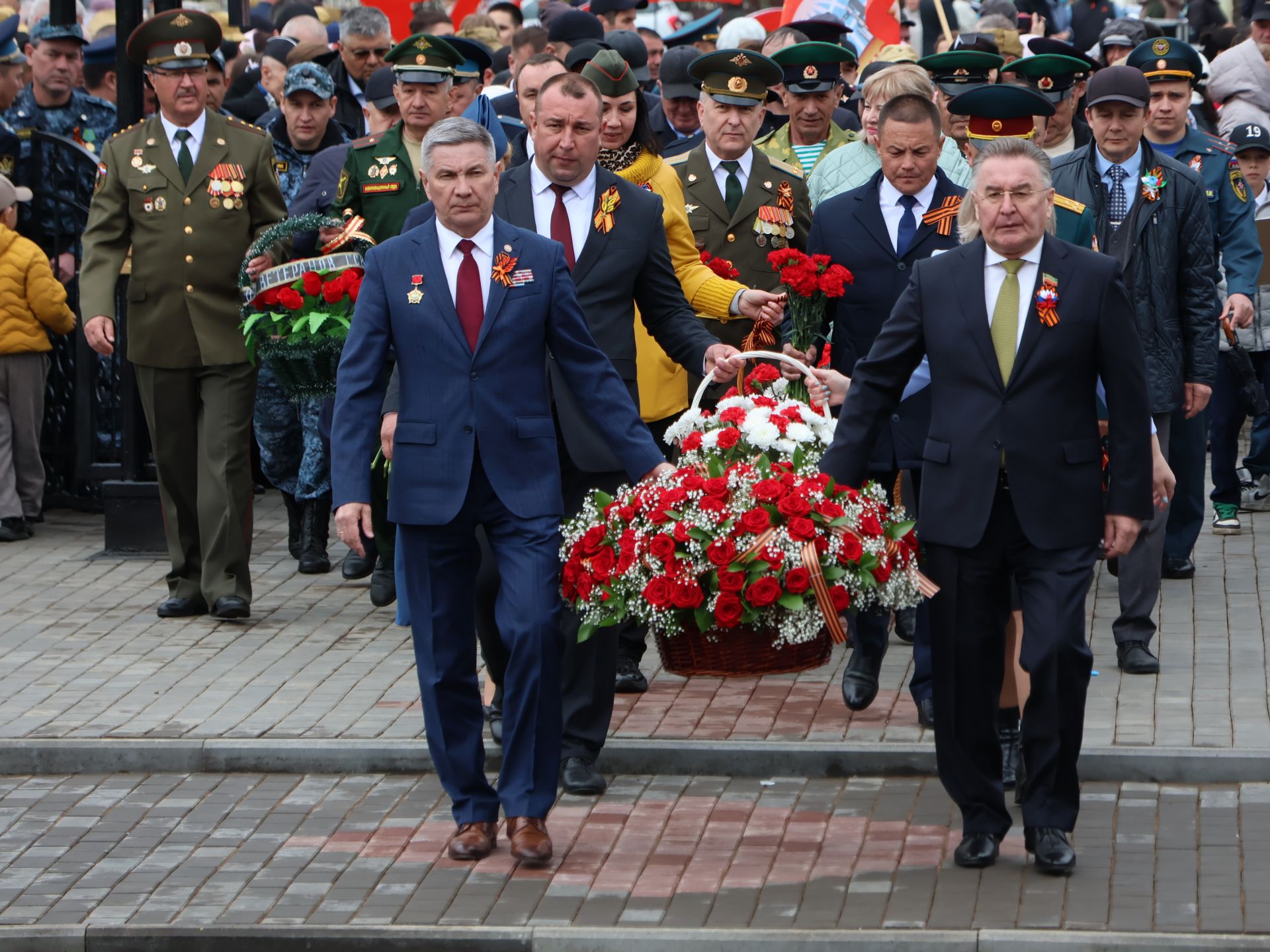 Җиңү килде җирне нурга күмеп, Шатлык белән күзне чылатып!