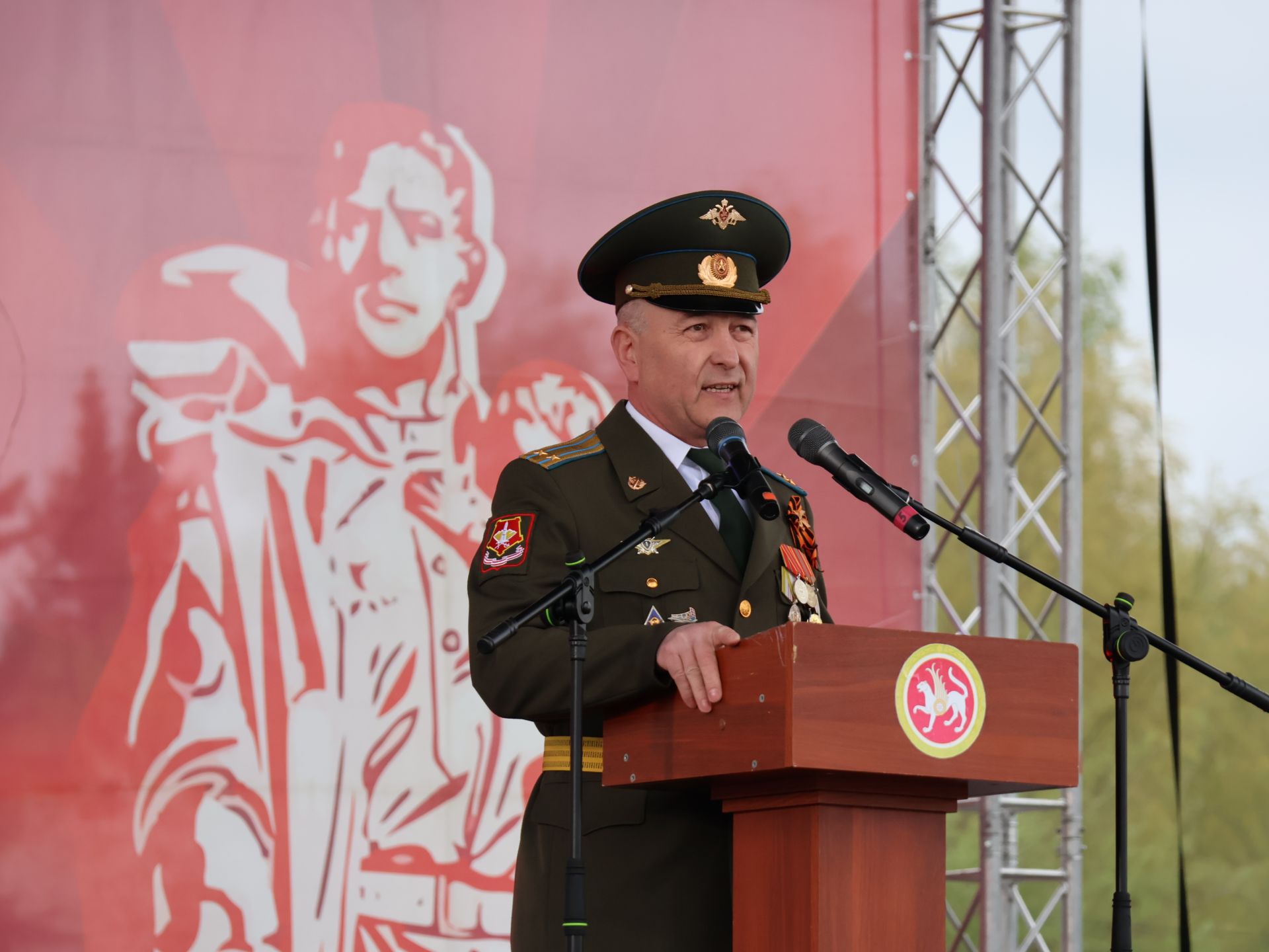 Җиңү килде җирне нурга күмеп, Шатлык белән күзне чылатып!